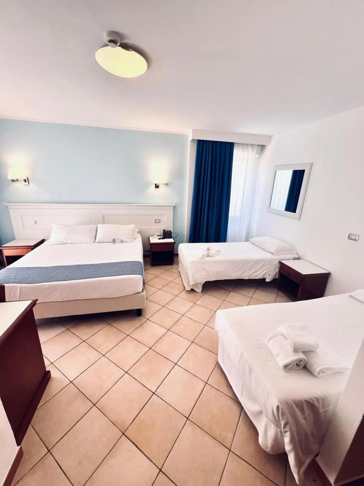 Deluxe Queen Room with Sofa Bed and Lounge Area in Best Western Hotel Blumarea