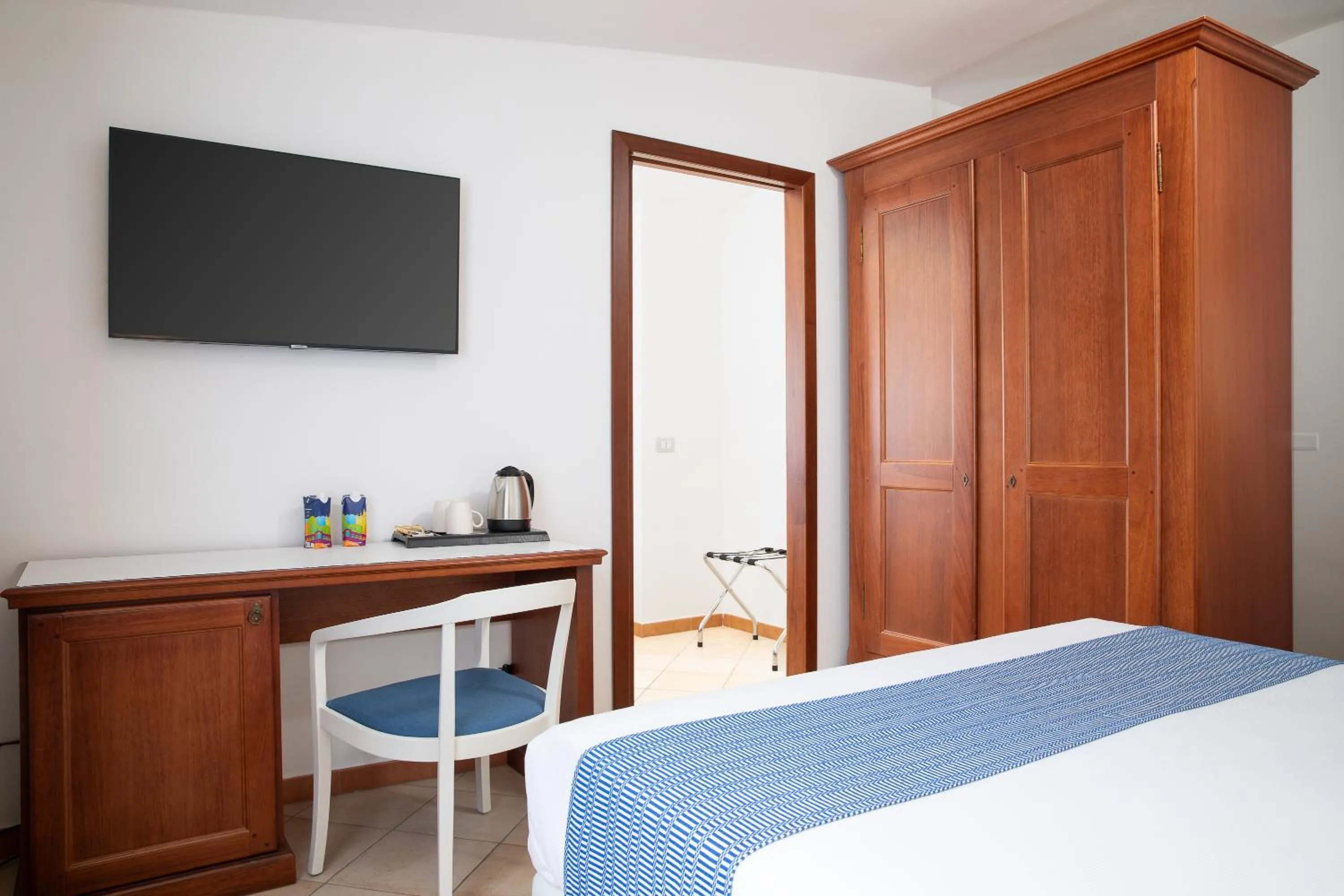 One-Bedroom Junior Queen Suite with Sofa Bed and Sea View in Best Western Hotel Blumarea
