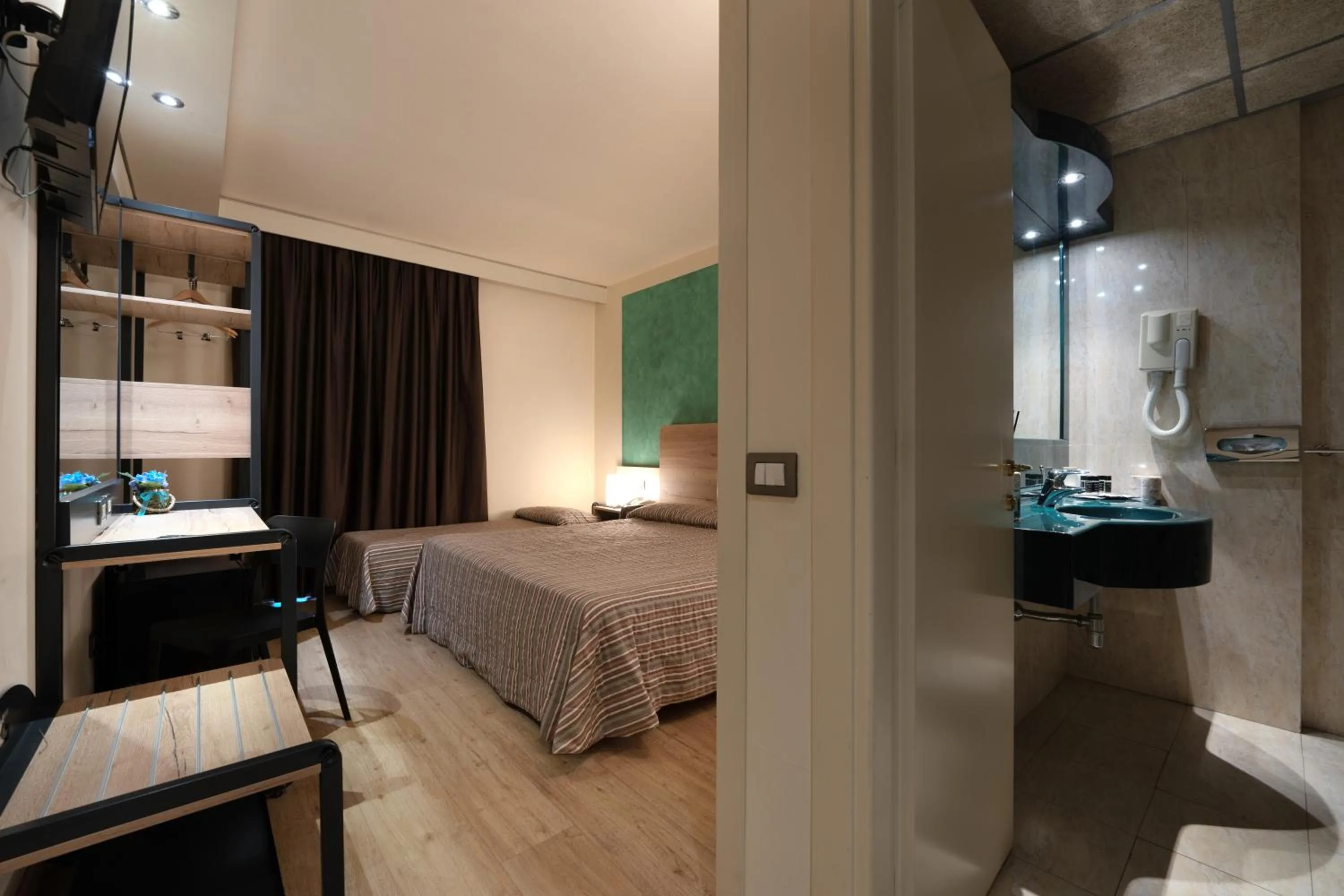 Double Room with Extra Bed in Hotel Galilei