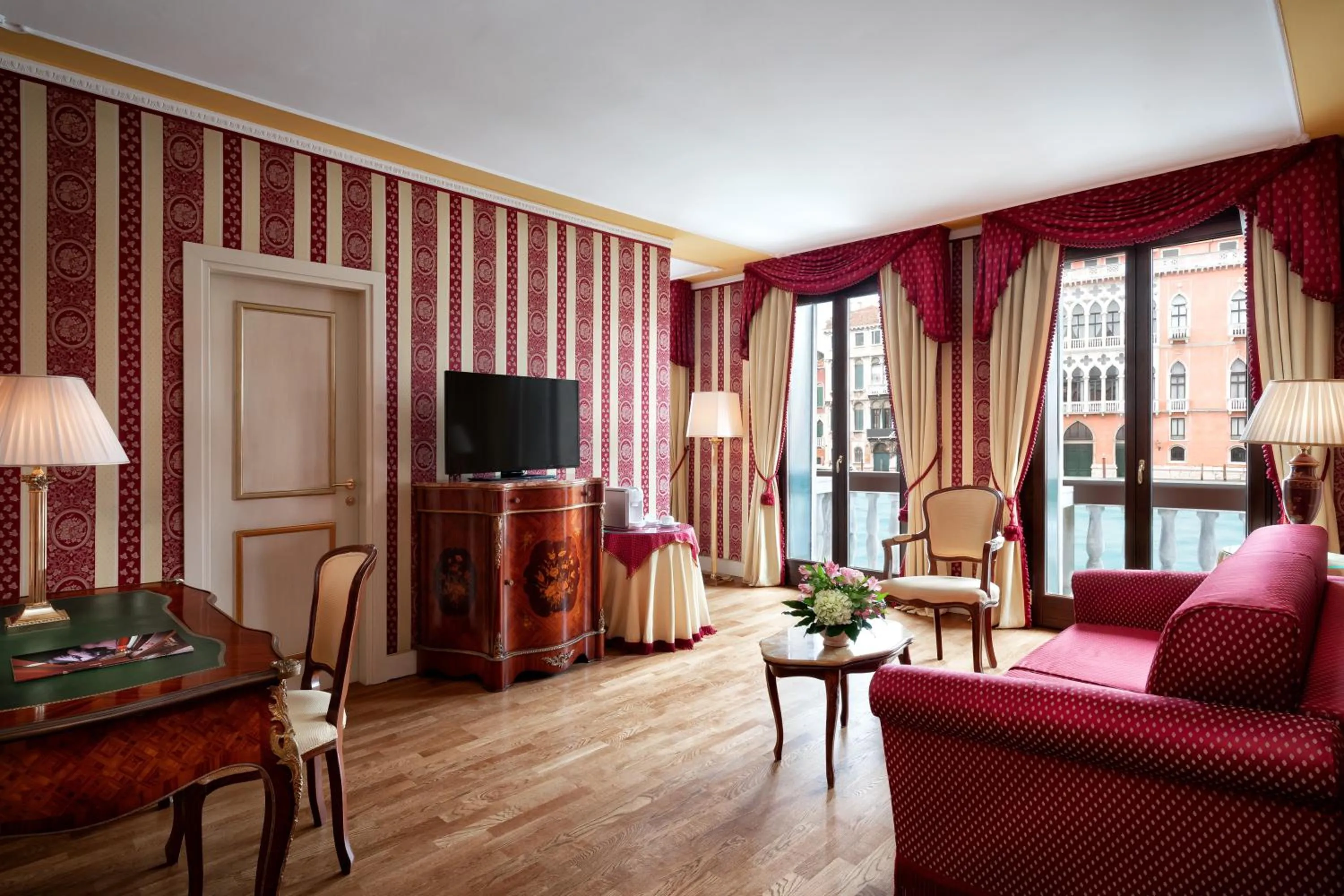 Suite Deluxe Grand Canal View in Sina Palazzo Sant'Angelo