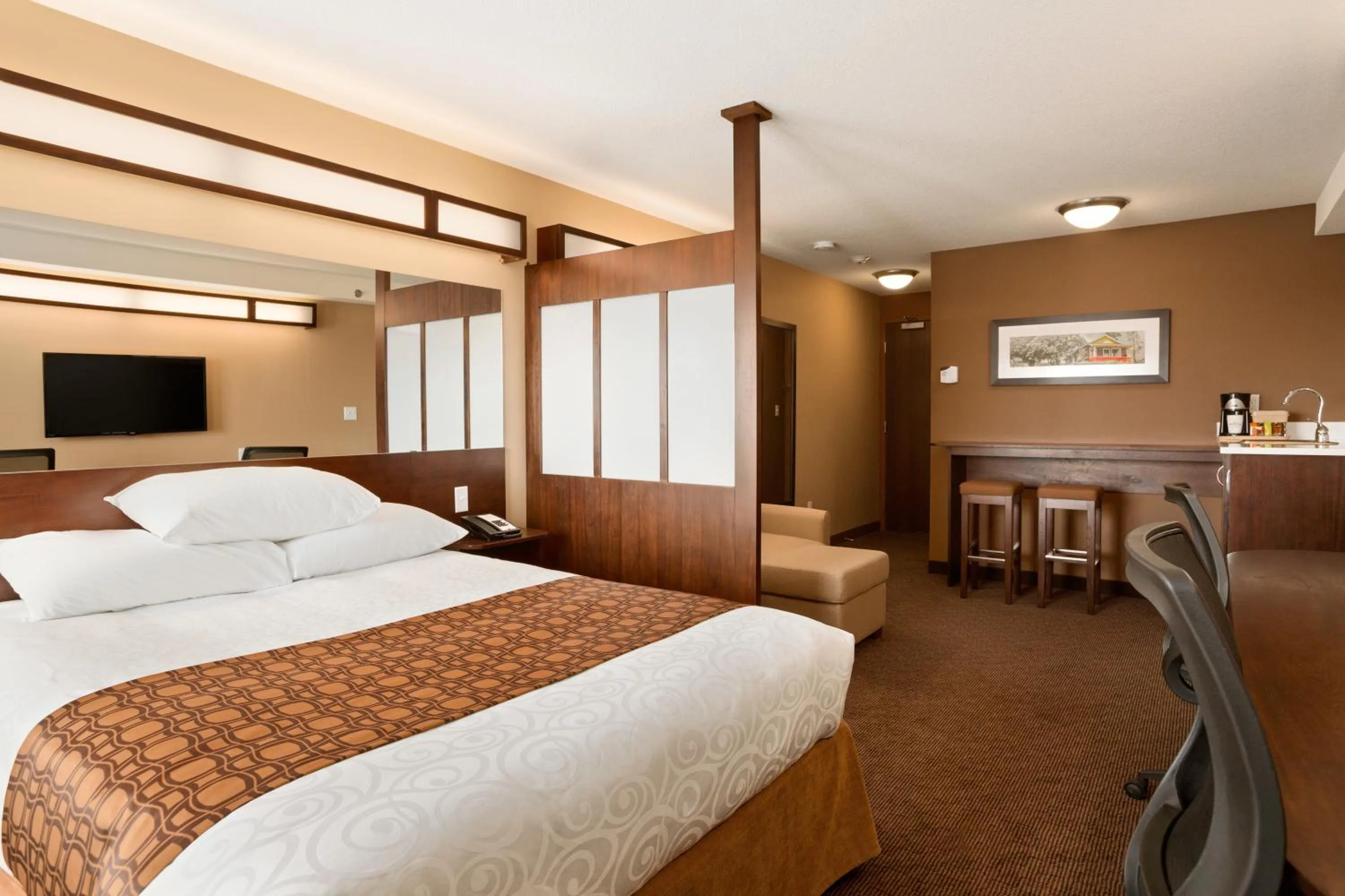 Business Queen Room - Non-Smoking in Microtel Inn & Suites by Wyndham Blackfalds