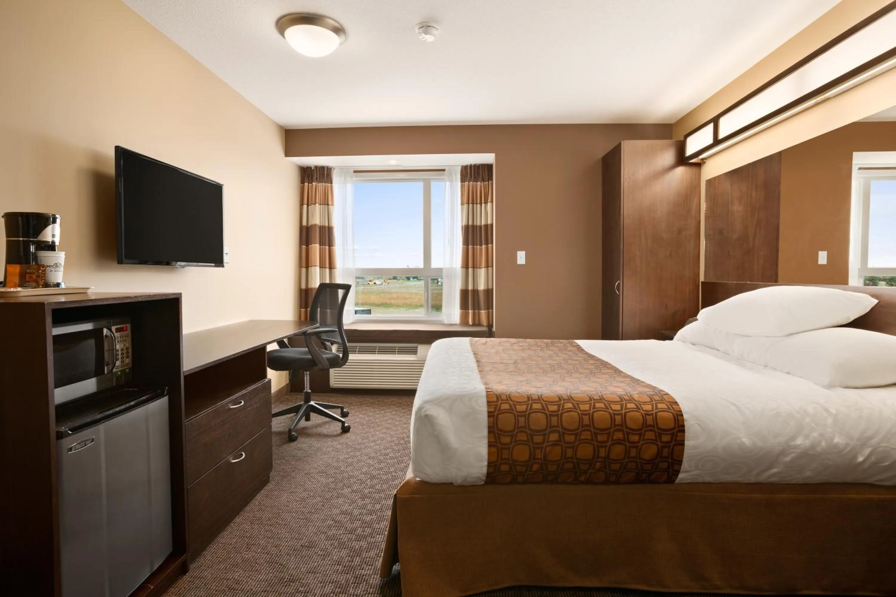 Queen Studio Suite - Mobility Access/Non-Smoking in Microtel Inn & Suites by Wyndham Blackfalds