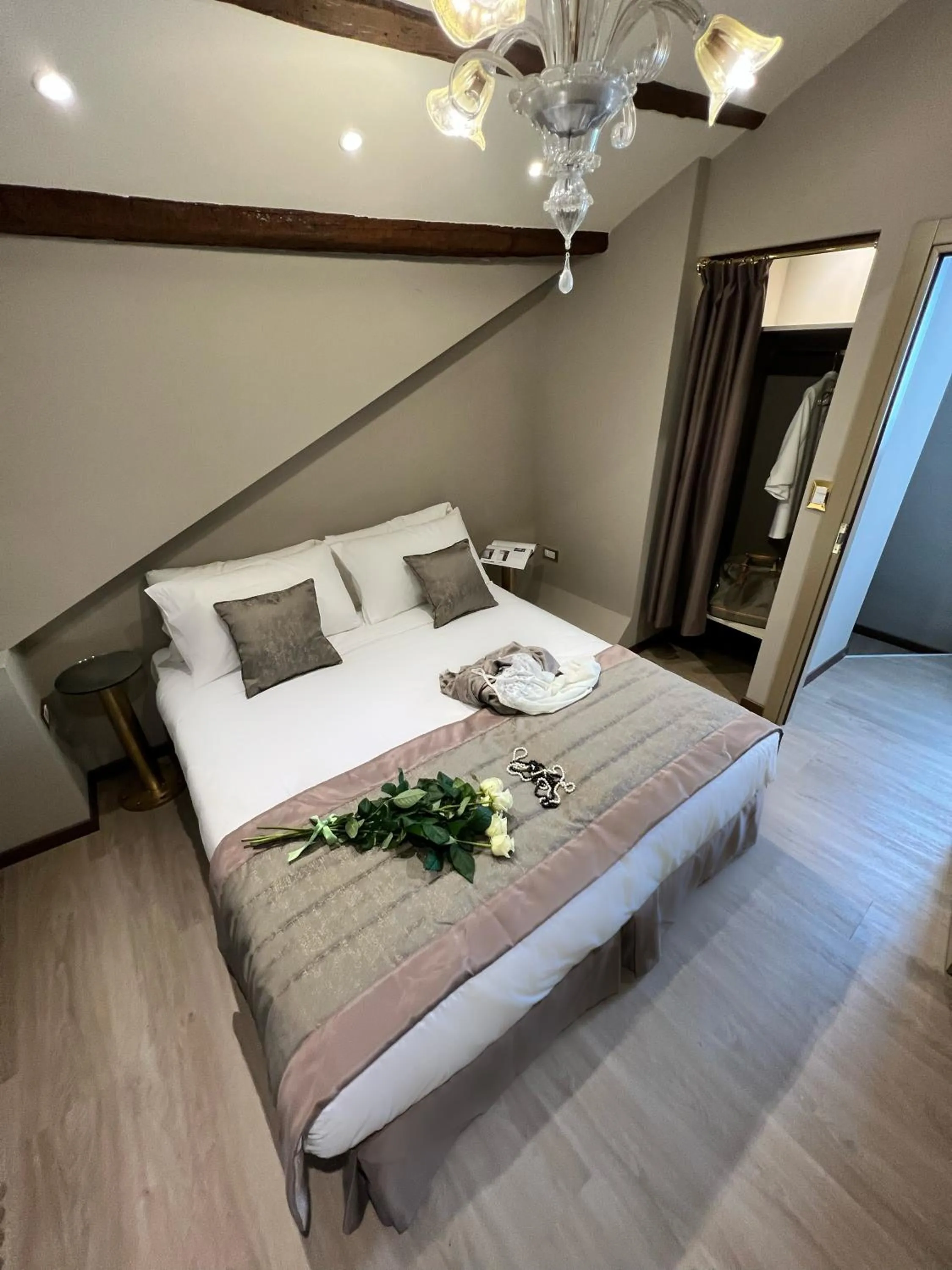 Double Room with Private External Bathroom in Cà Dell'Arte Palace