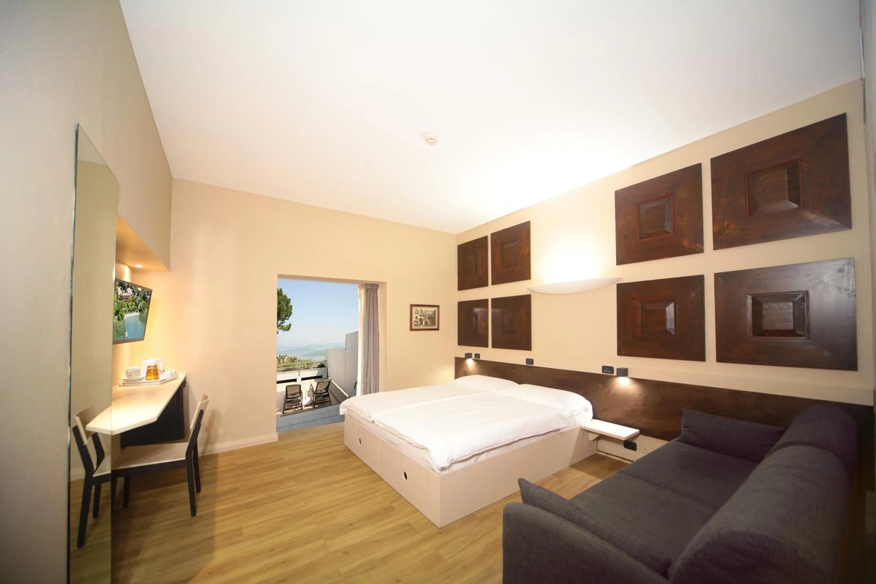 Junior Suite with Lake View - single occupancy in Hotel La Paül