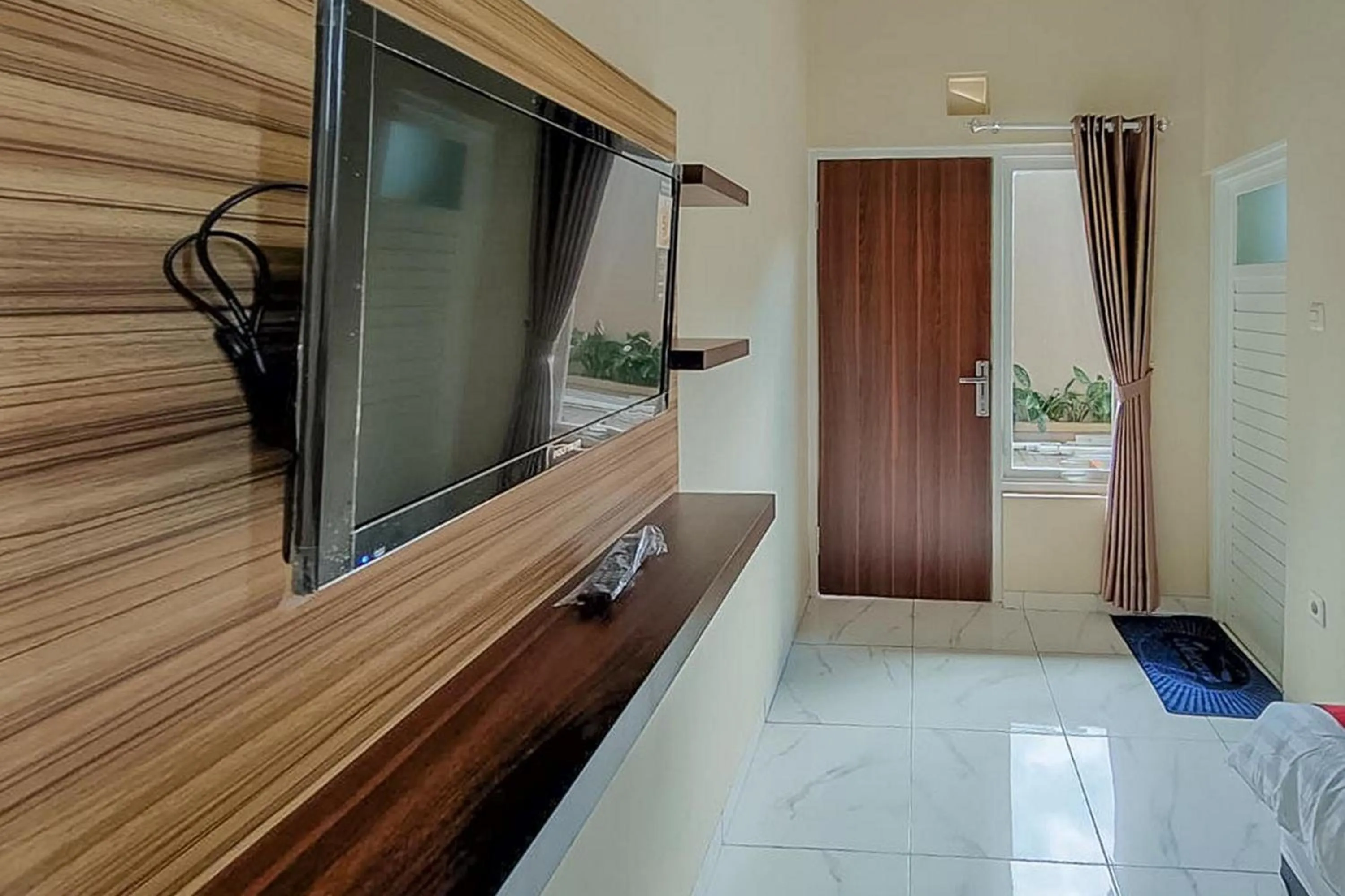 Standard Twin Room in RedDoorz near BNS Batu