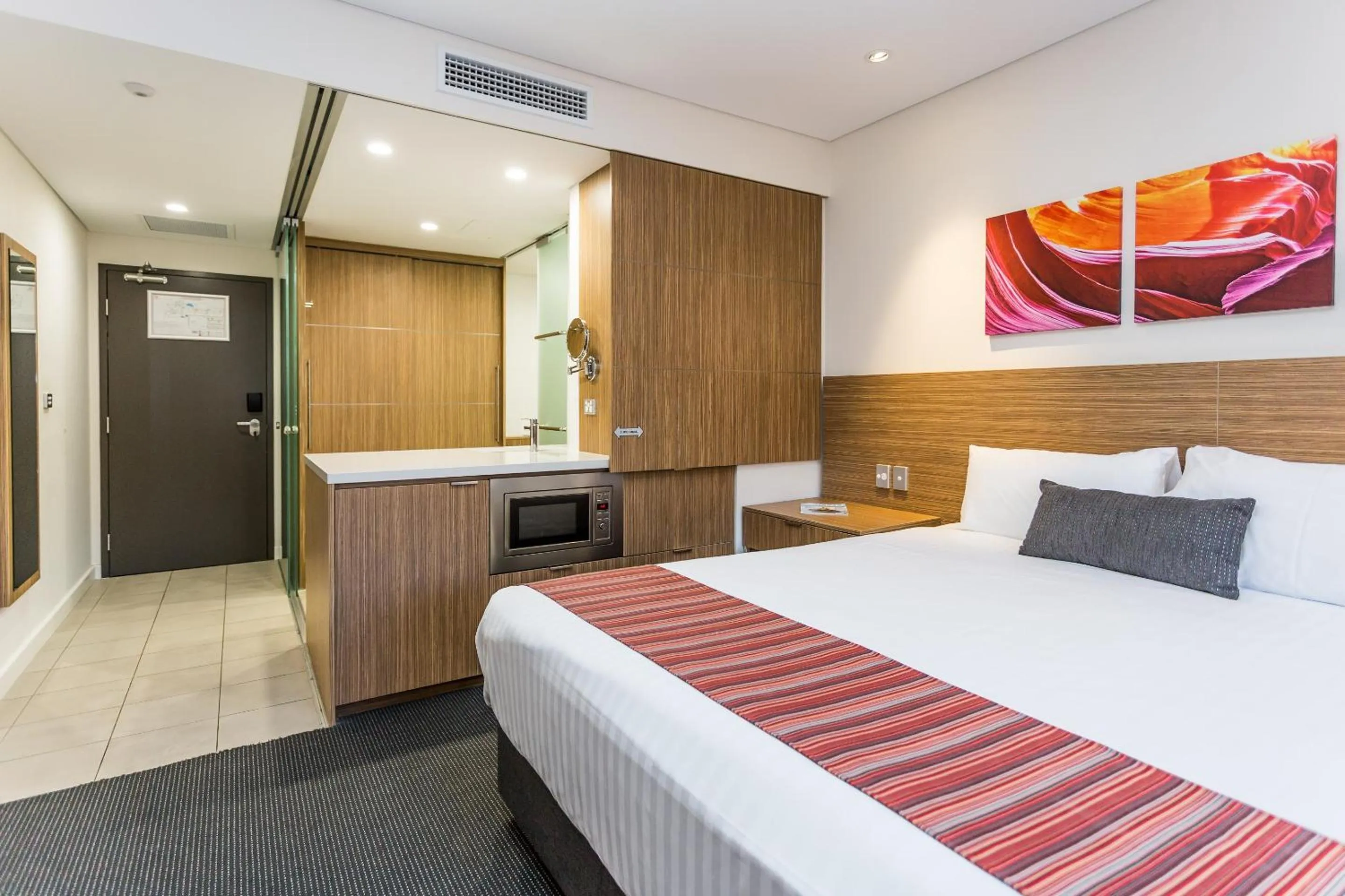 Queen Room in Country Comfort Perth