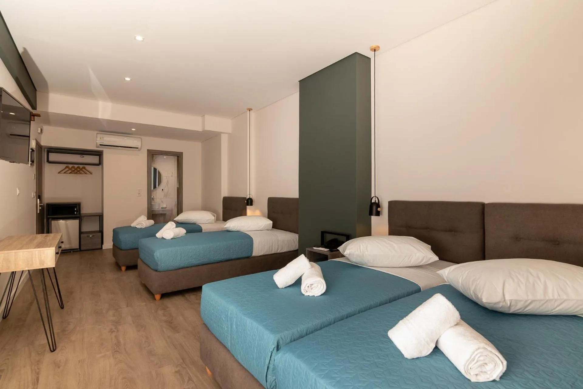 Comfort Quadruple Room in Dunlin Hotel