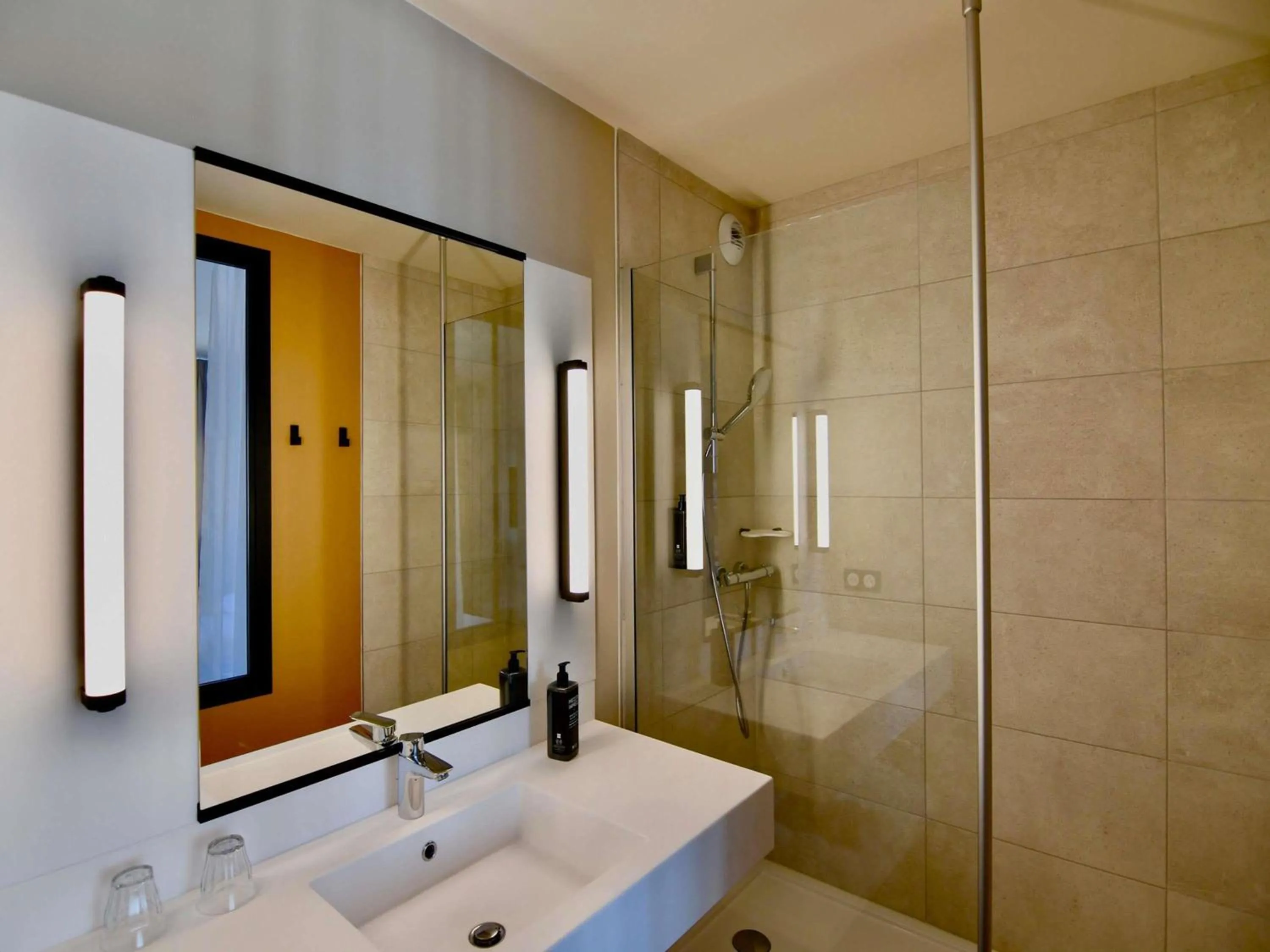 Superior Double Room with One Double and One Singel Bed - Duplex in ibis Styles Saint Nazaire Centre Gare