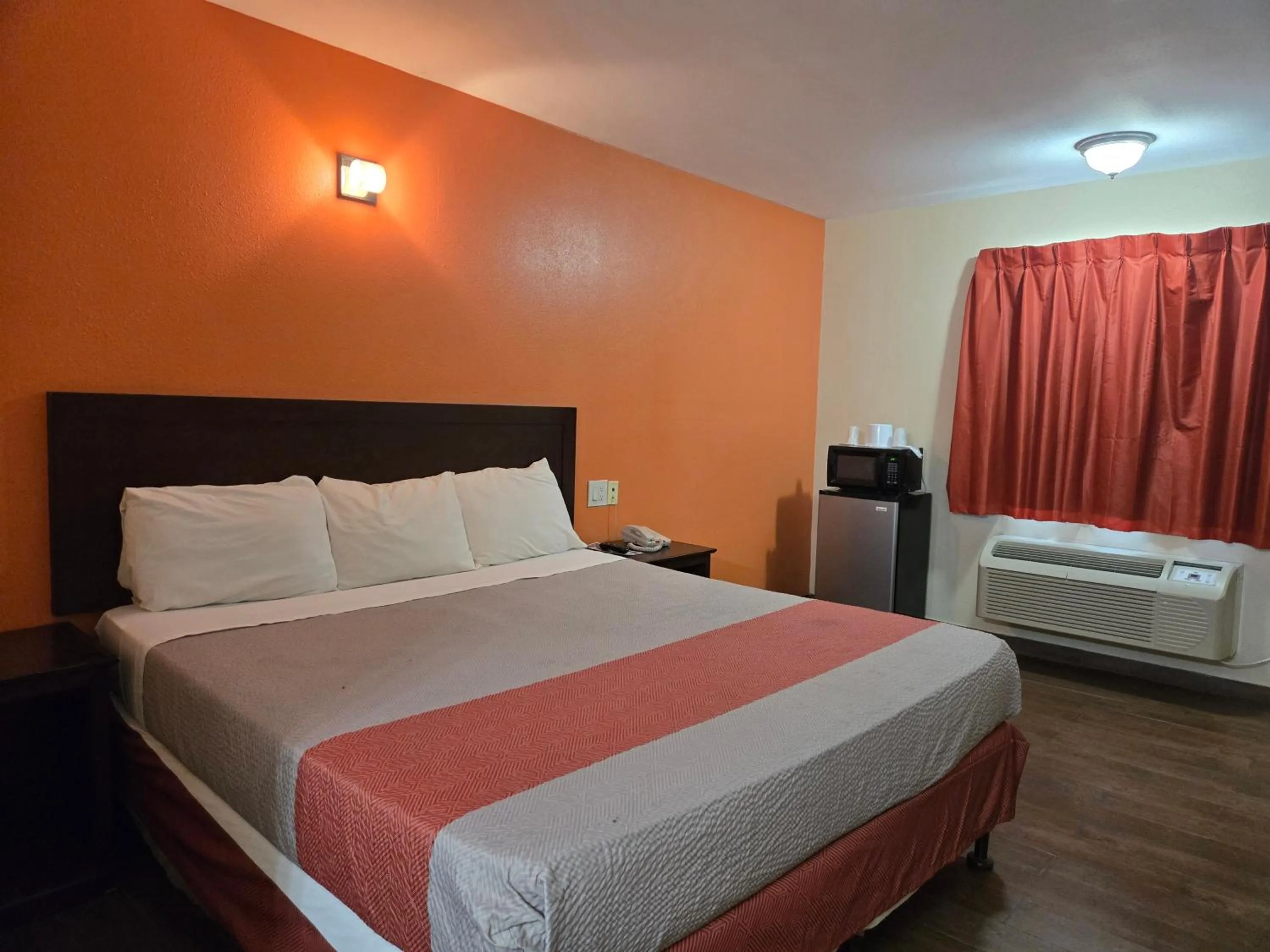 Deluxe King Room - single occupancy - Non-Smoking in Motel 6-Blythe, CA - South