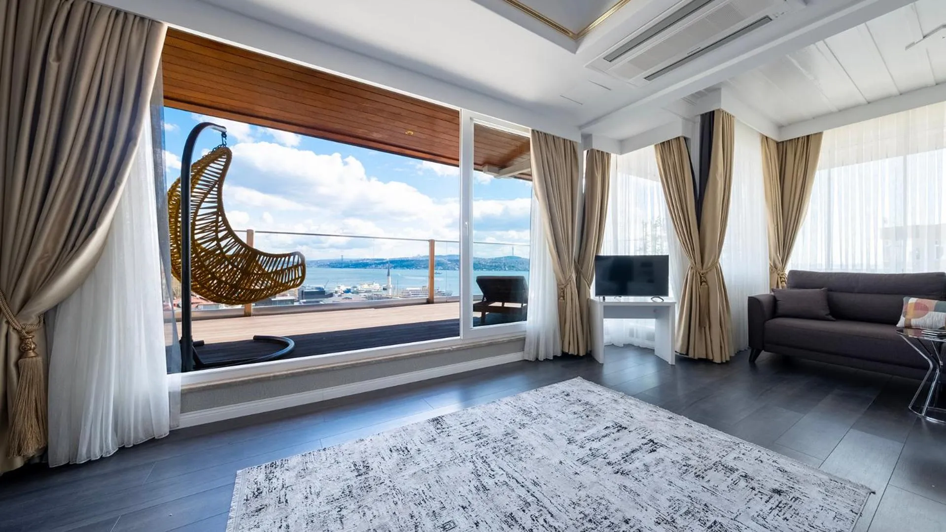 Penthouse Suite with Sea View and Private Jacuzzi in Loop Hotel Bosphorus İstanbul