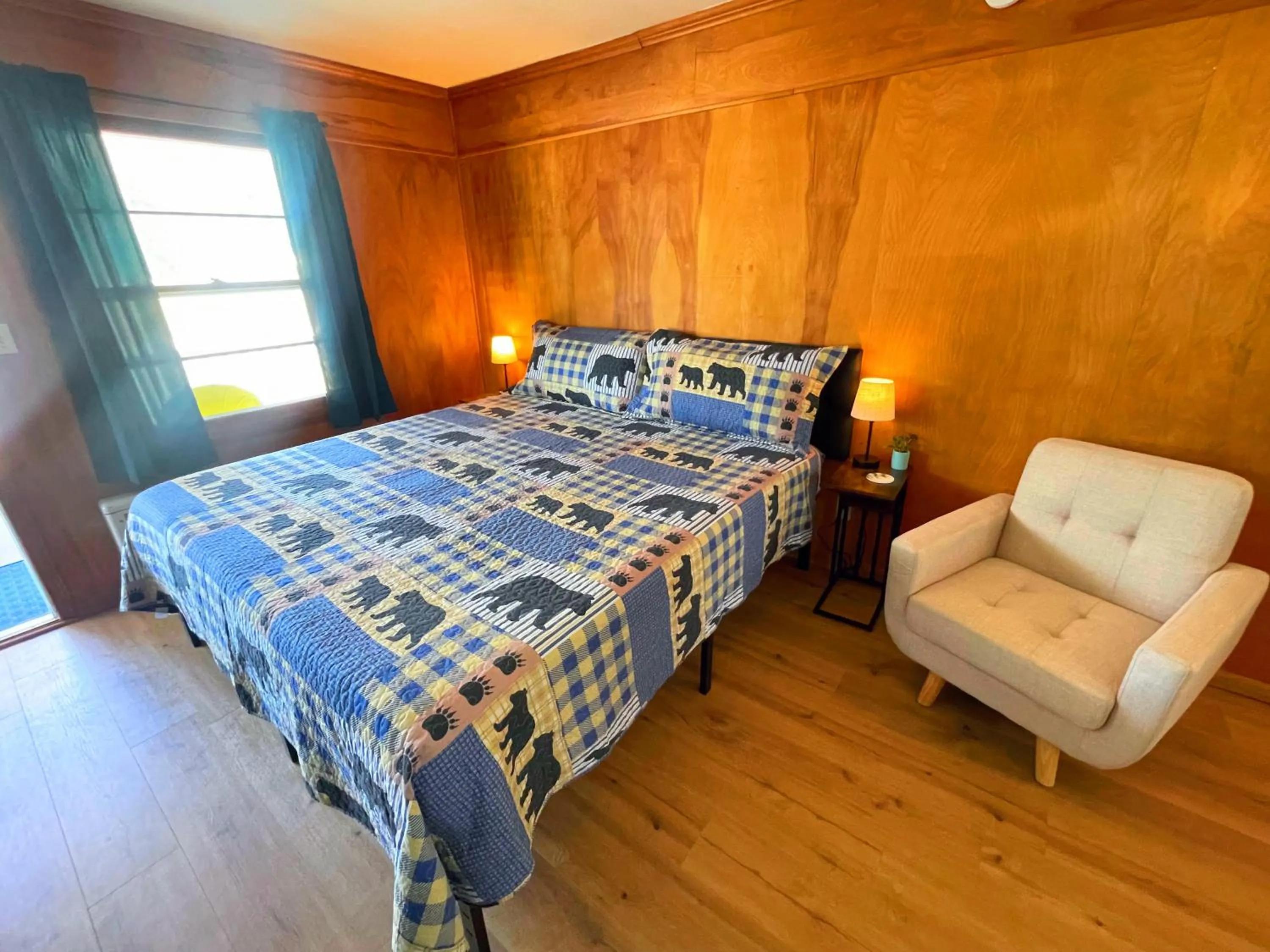 Deluxe King Room in Hillcrest Motel