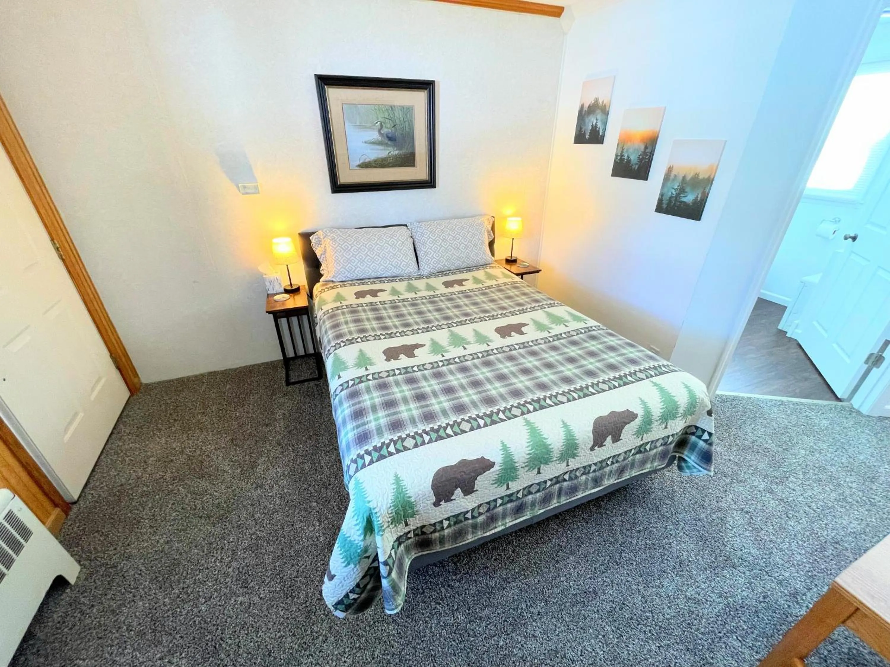 Deluxe Queen Room in Hillcrest Motel