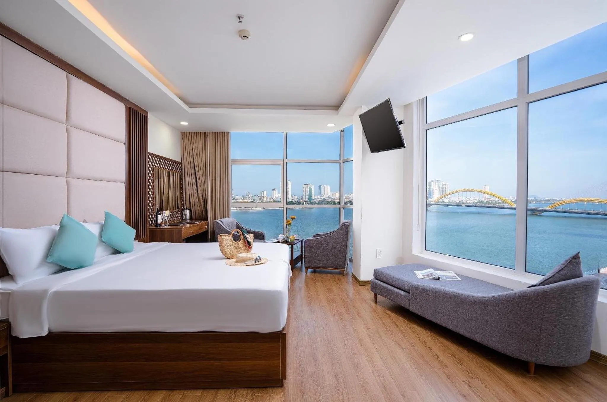 King Room with Lake View in Pariat River Front Hotel
