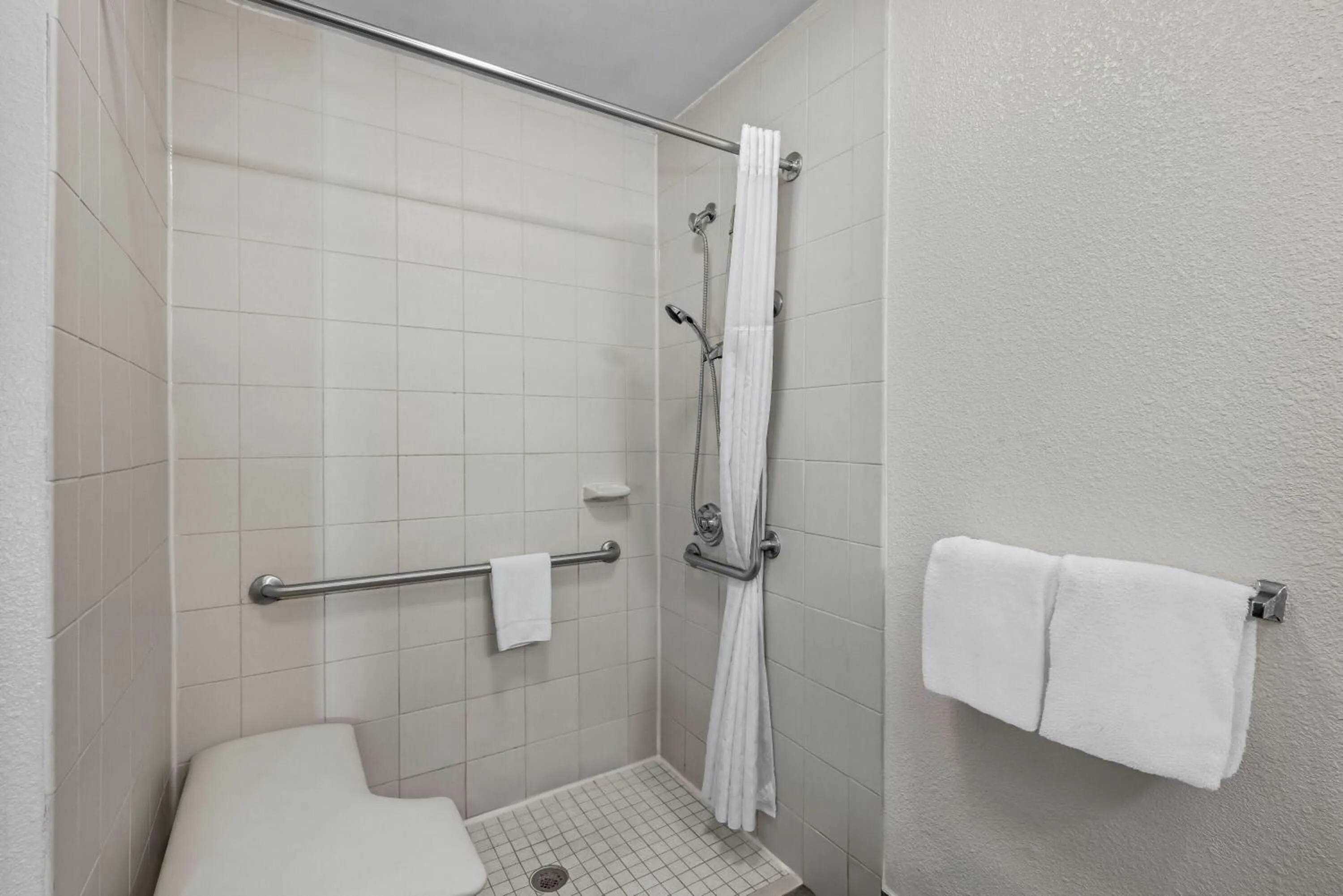 King Room - Mobility Accessible/Non-Smoking in Days Inn by Wyndham Chattanooga/Hamilton Place