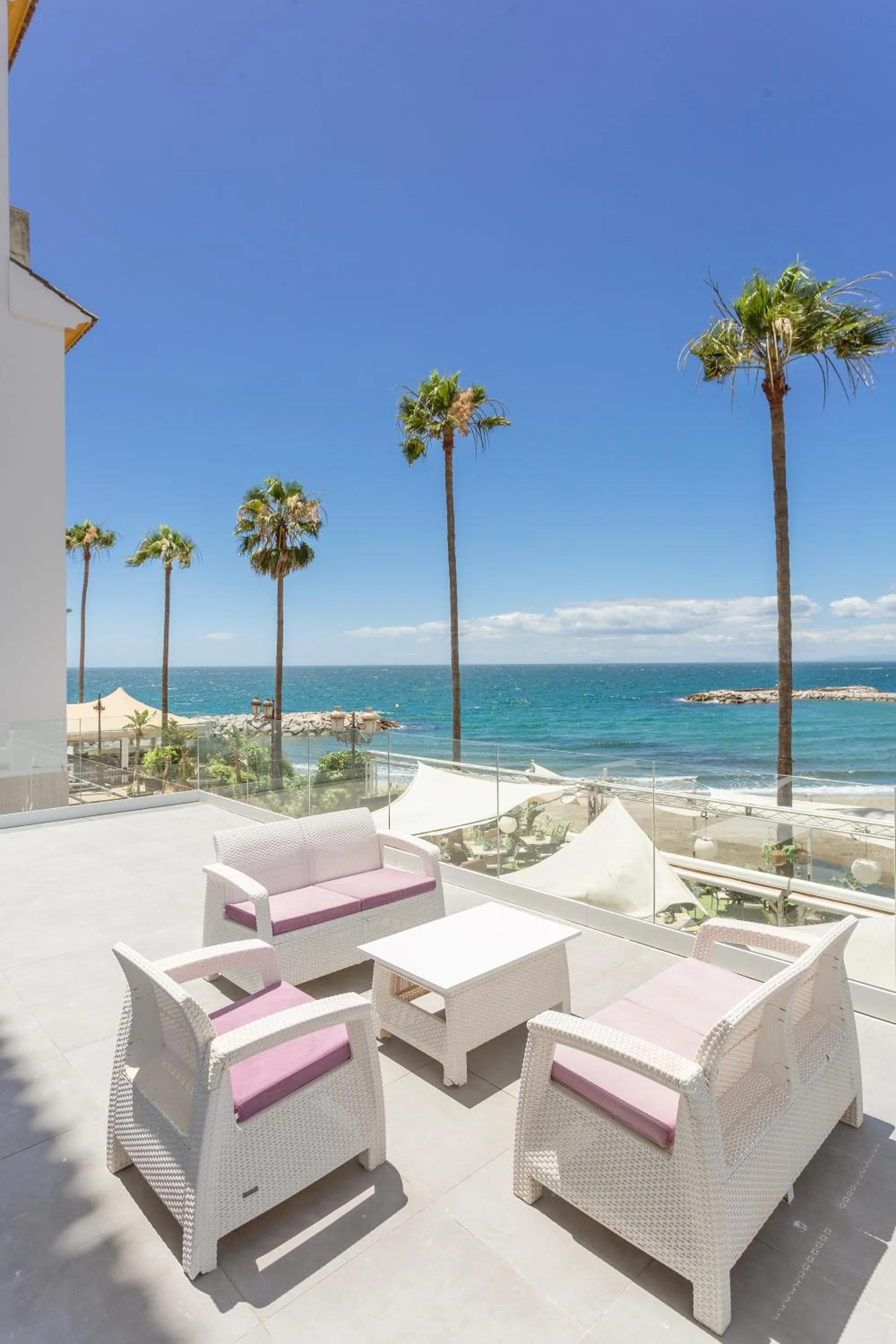 Deluxe Three-Bedroom Apartment with Sea View and Hot Tub in B51 Executive Flats Marbella