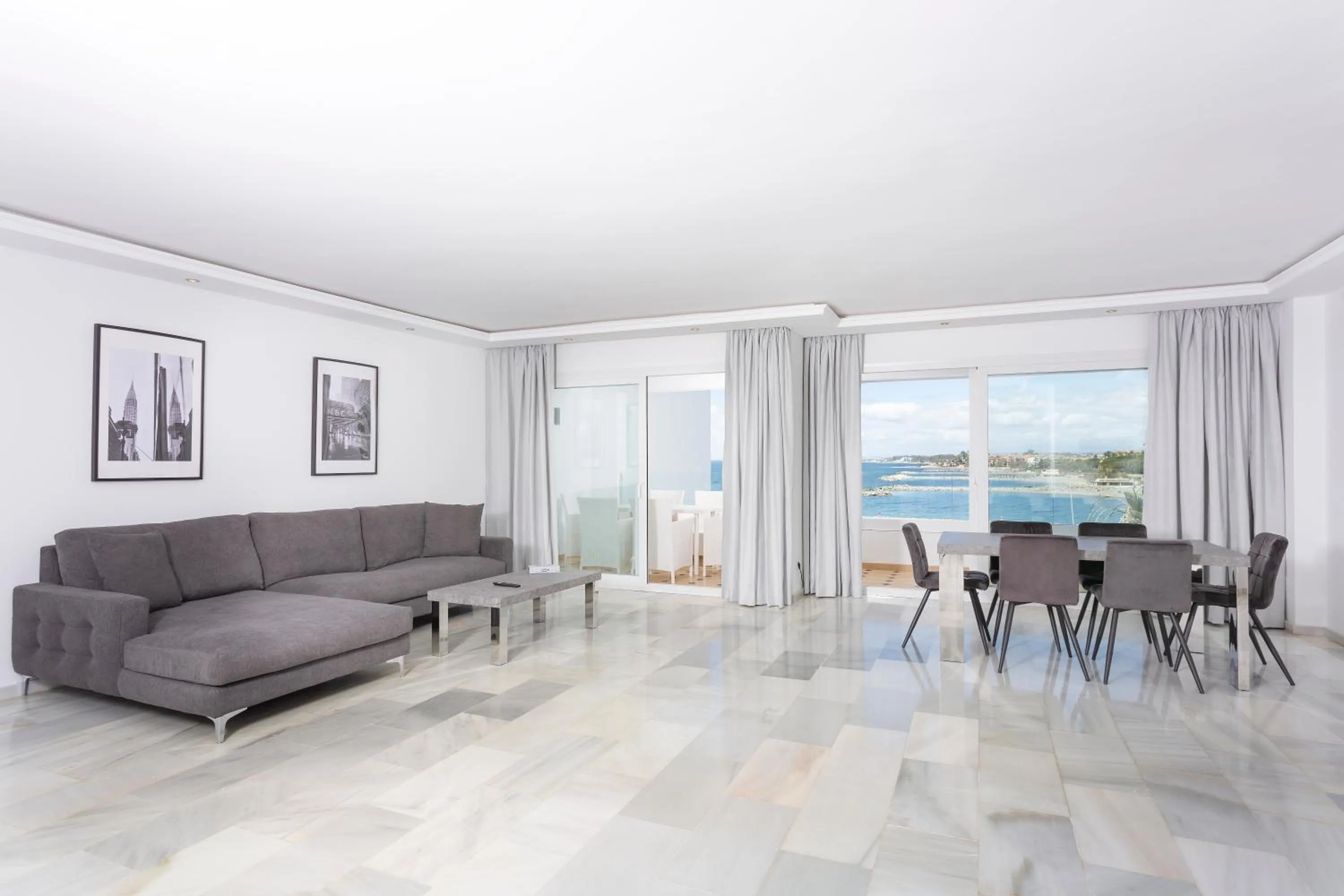 Deluxe Four-Bedroom Apartment with Sea View and Hot Tub in B51 Executive Flats Marbella