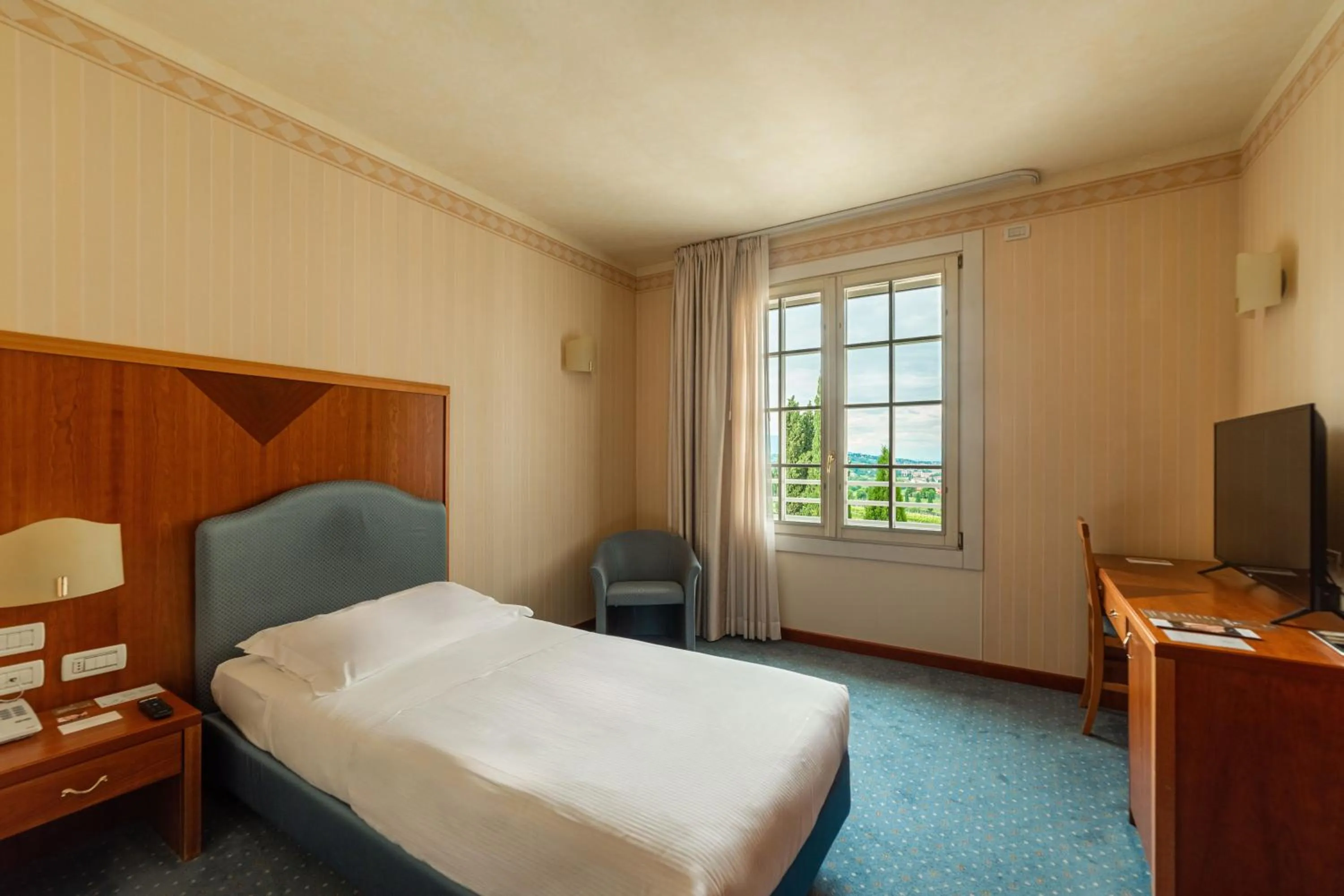 Single Room in Phi Hotel Astoria