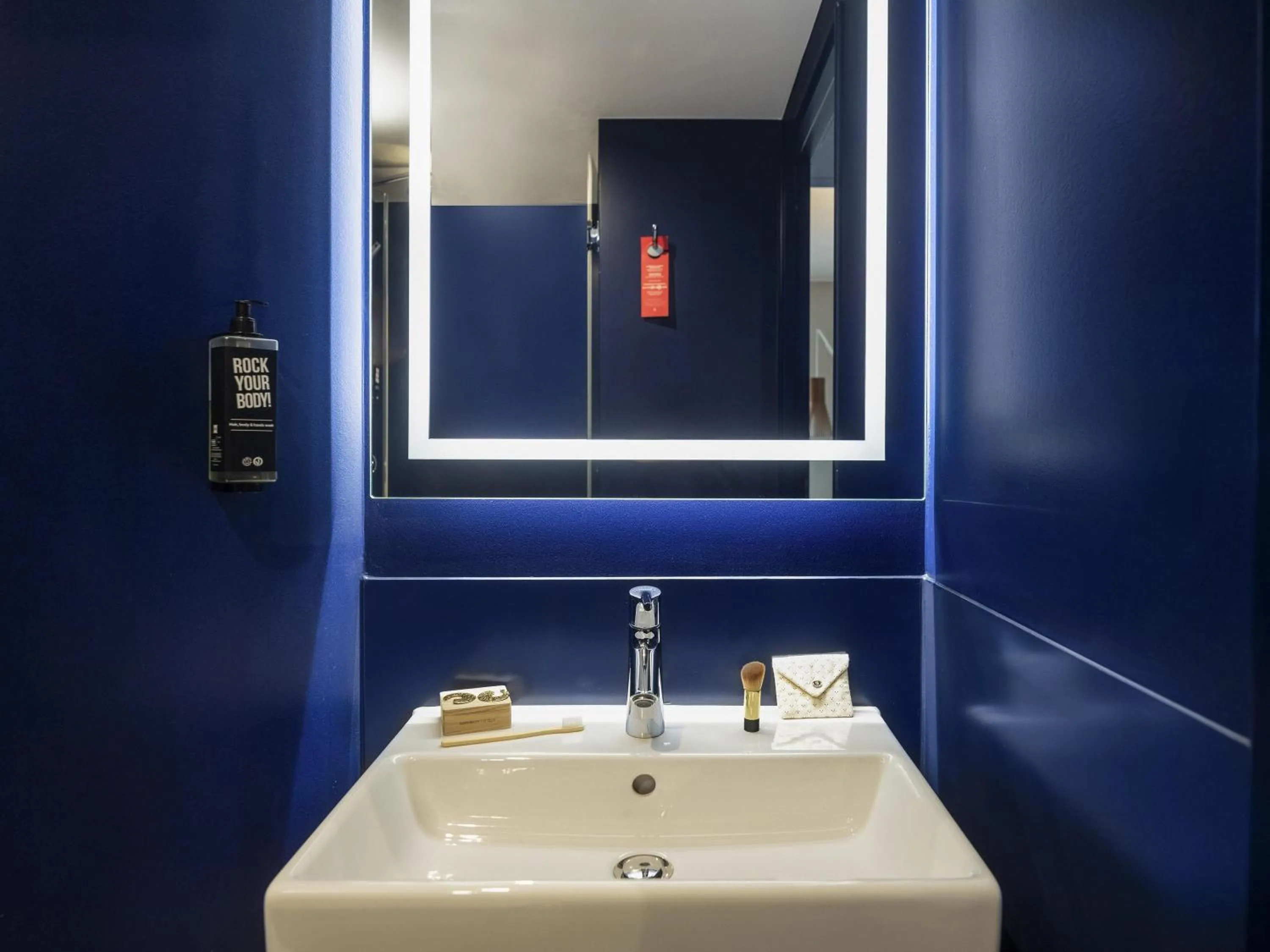 Standard Family Suite with Two Connecting Rooms in Ibis Paris Gare Montparnasse Catalogne