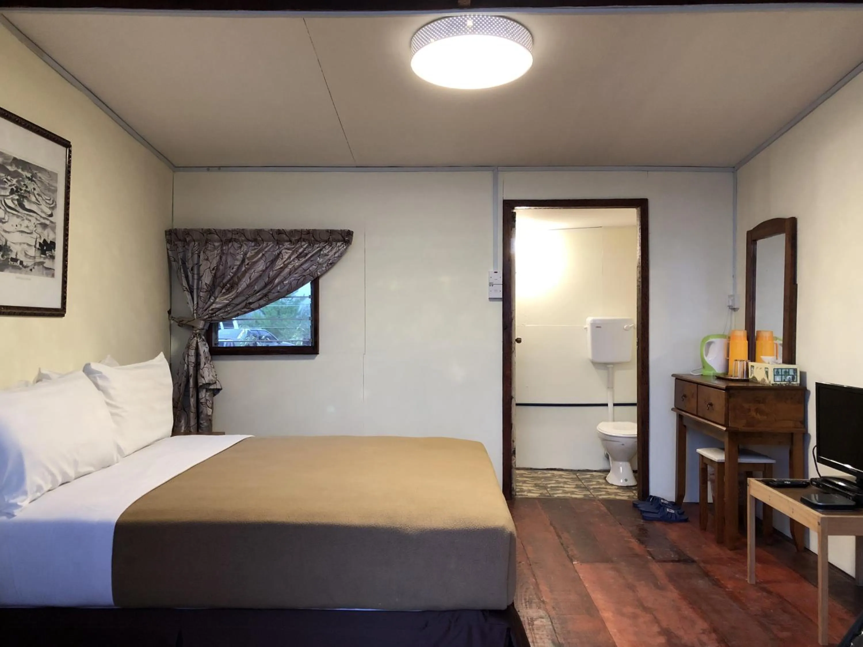 Deluxe Double Room Mountain View in Mile 36 Lodge