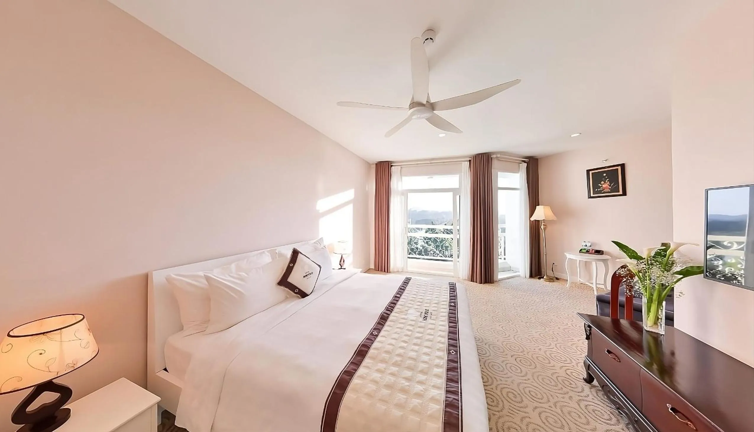 Deluxe Double Room in Ngoc Phat Dalat Hotel