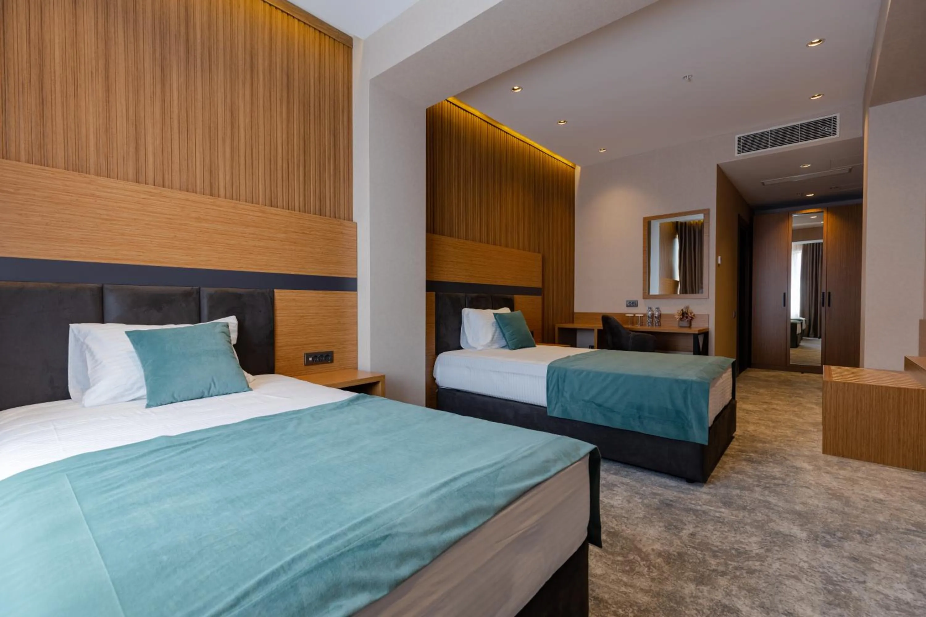 Superior Twin Room in Hotel Monarch