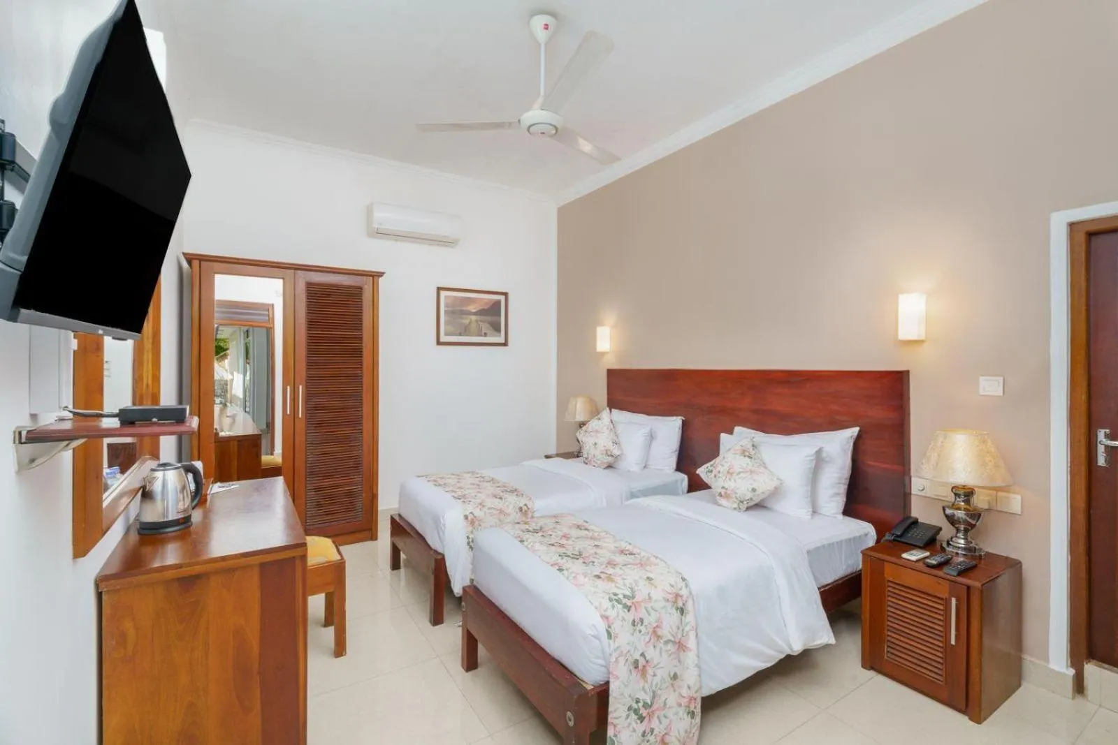 Standard Twin Room in Hotel Travellers Nest Kandy