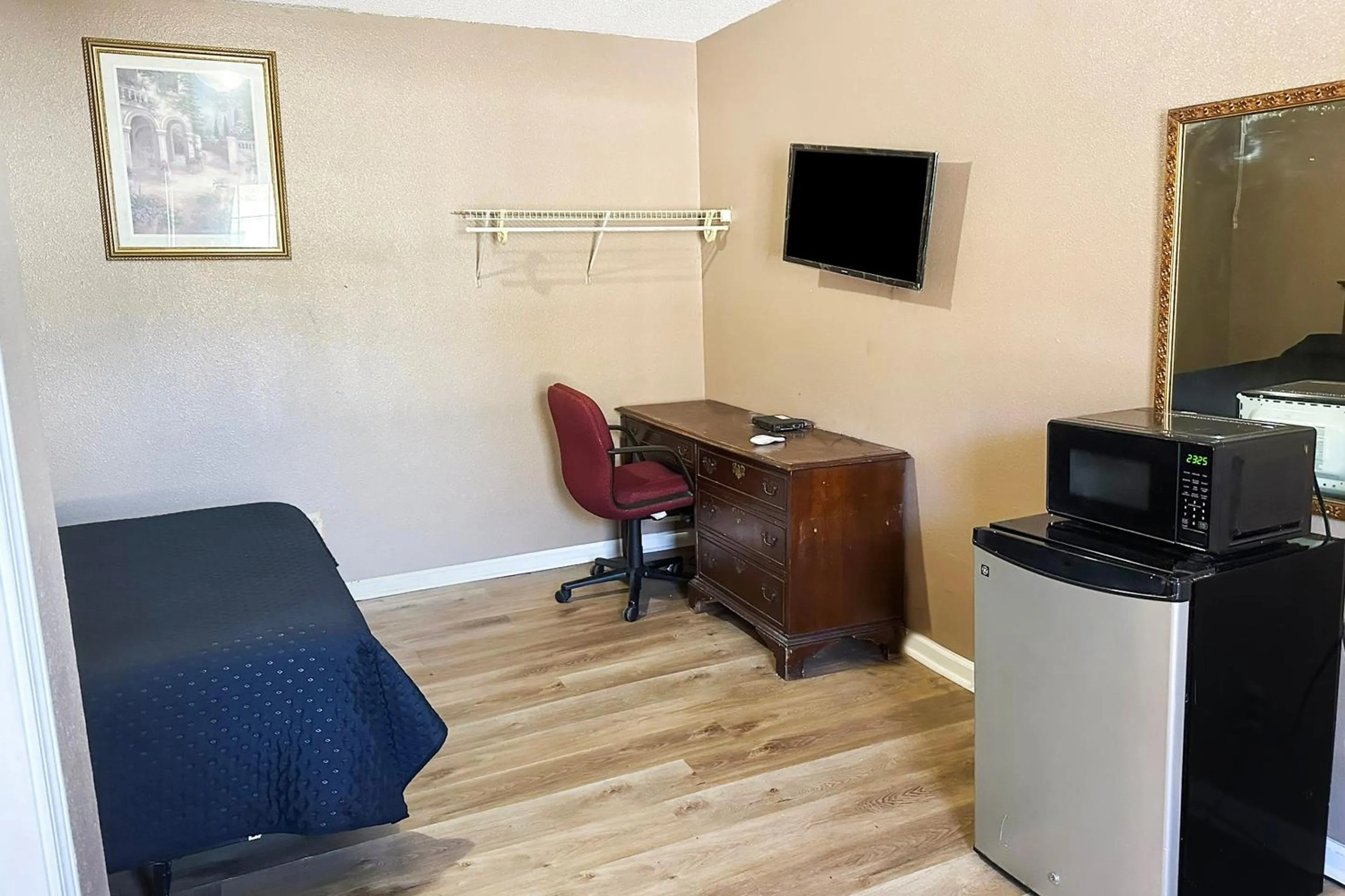 Premium Queen Bed in Sparta Seven Motel By OYO near Milledgeville