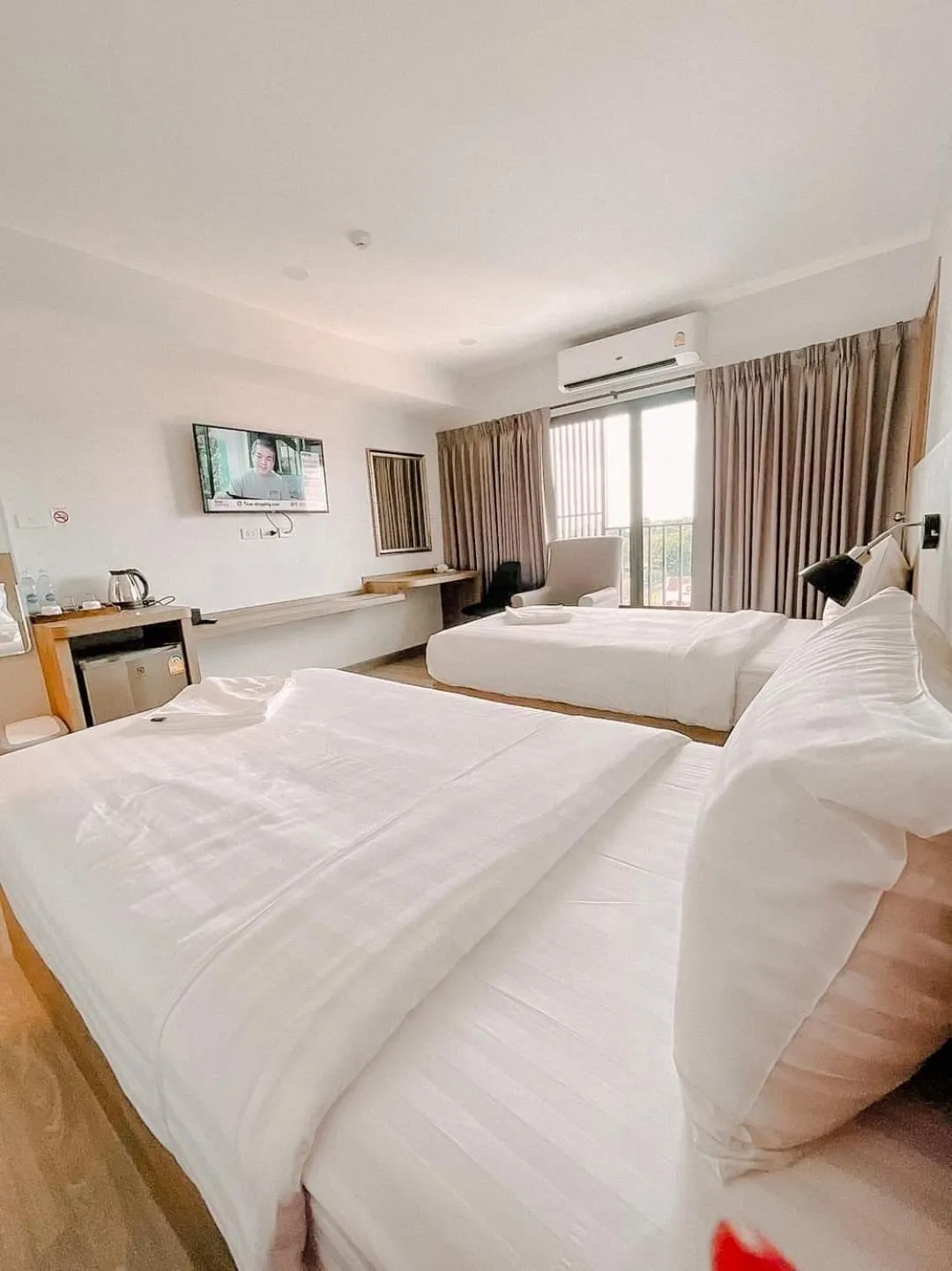 Deluxe Twin Room in Nakara Hotel, Ubon Ratchathani