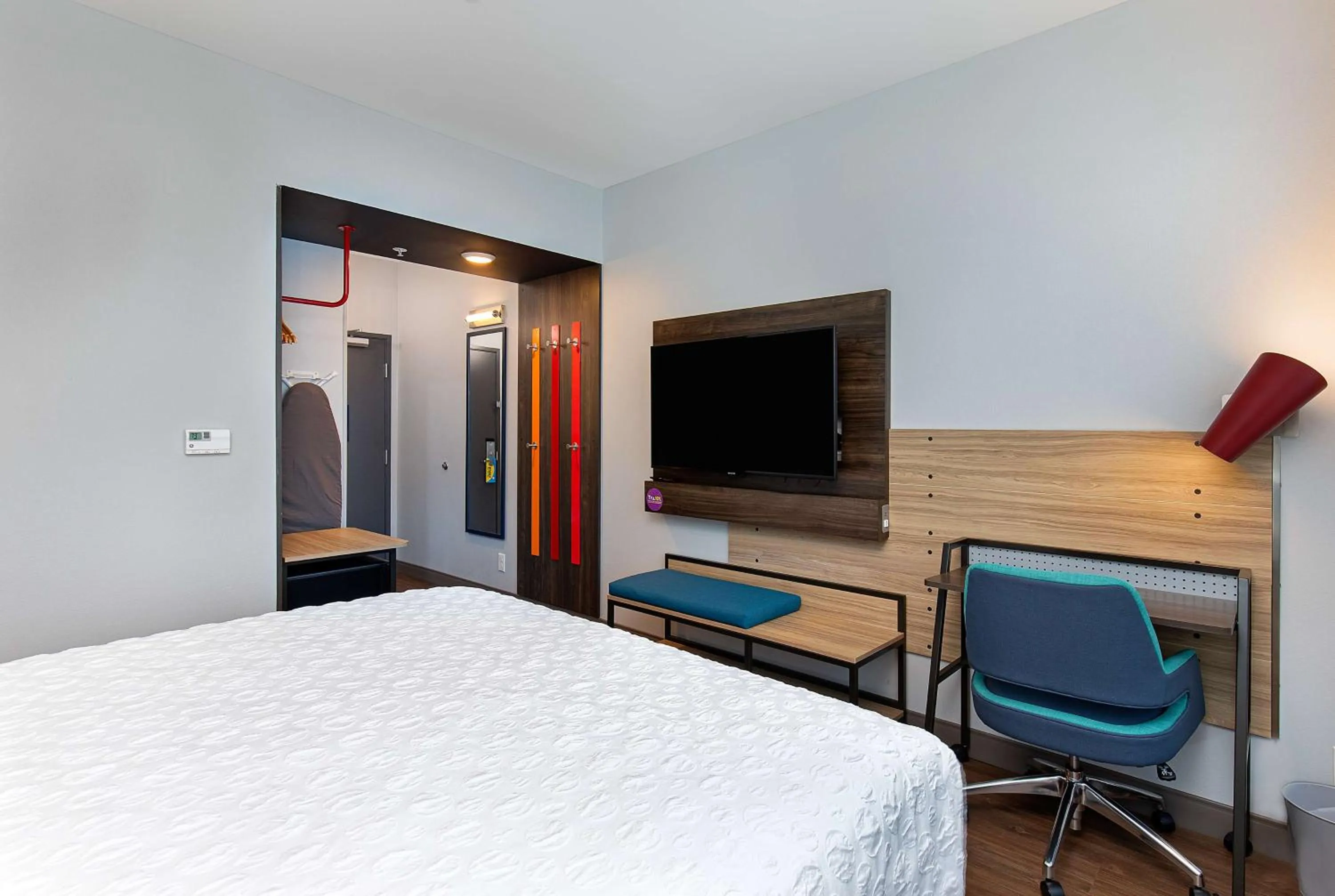 King Room with Walk-In Shower in Tru By Hilton Lexington University Medical Center, Ky