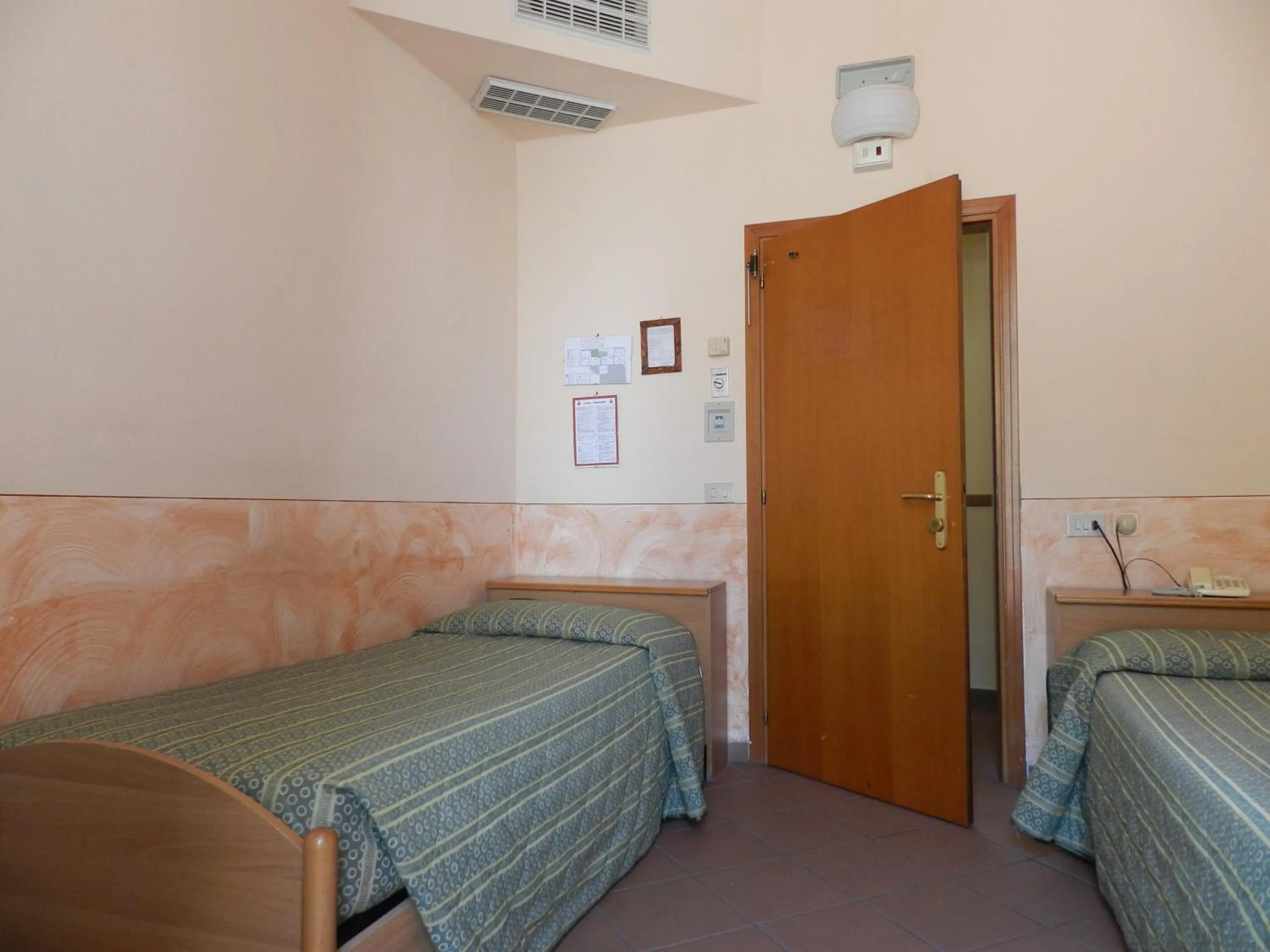 Economy Twin Room with Shared Bathroom - single occupancy in Hotel Monica