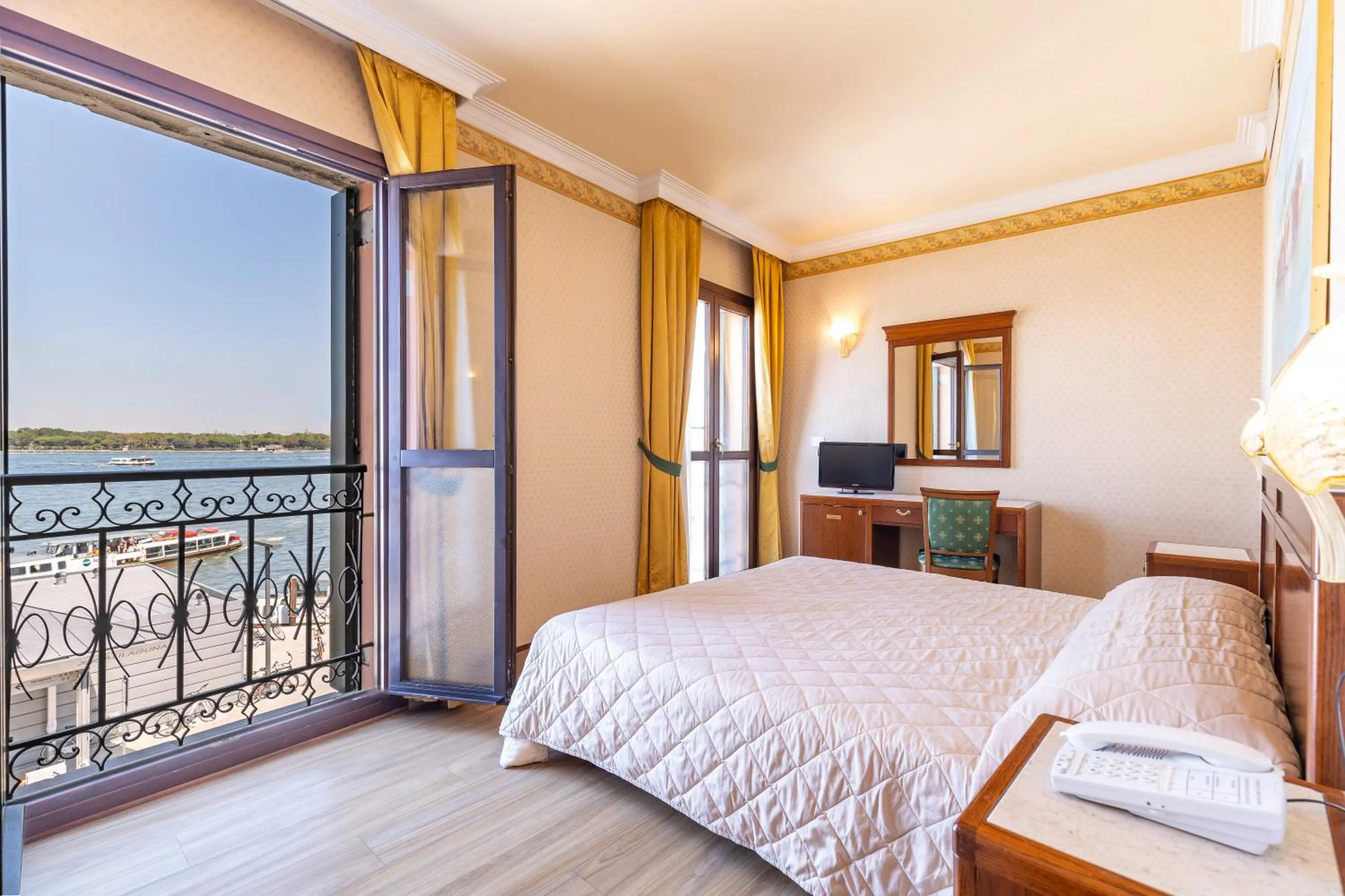 Superior Double Room with Front Lagoon View in Hotel Panorama