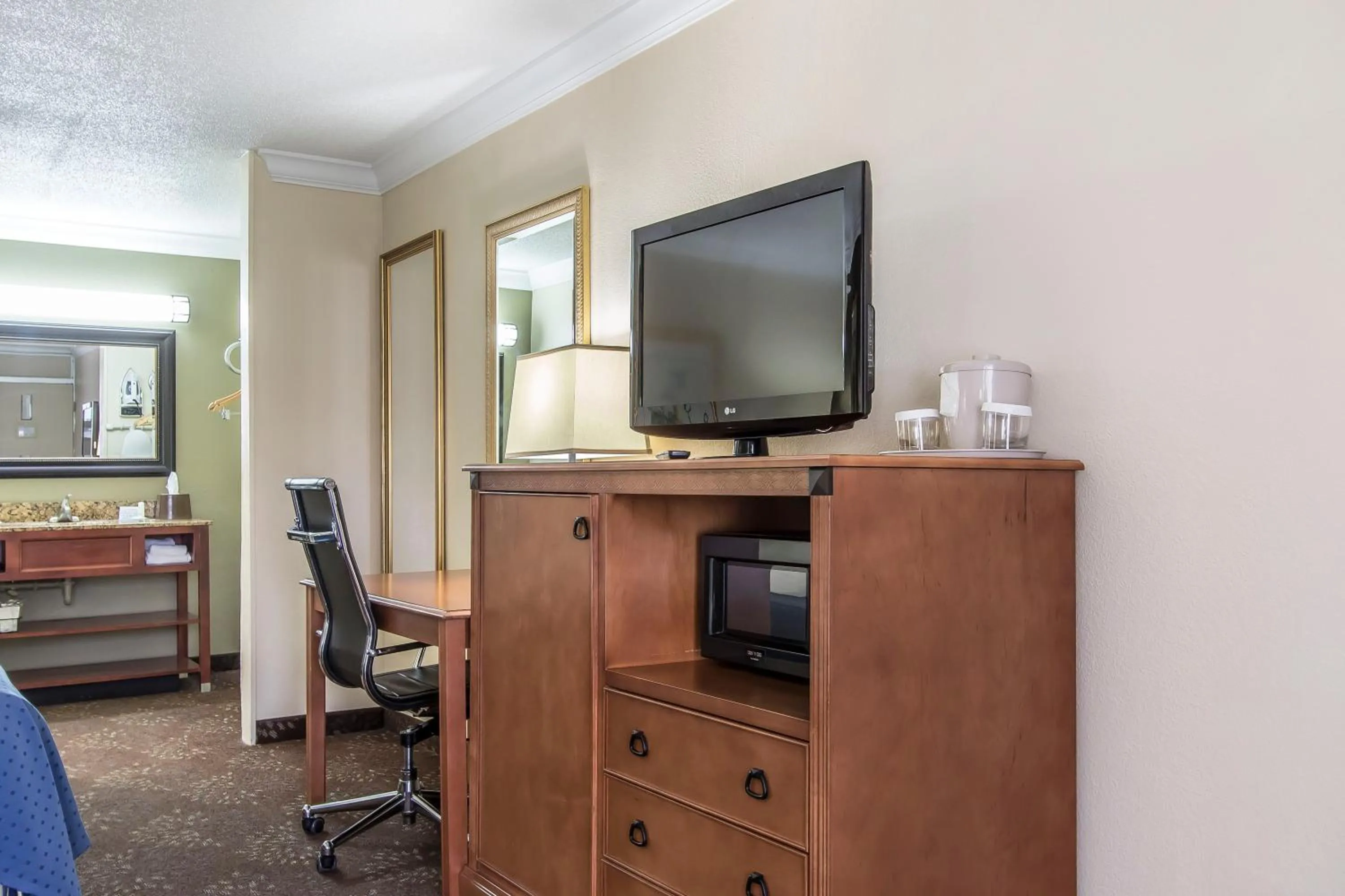 Queen Room with Tub - Disability Access/Non Smoking in Quality Inn Morgan City