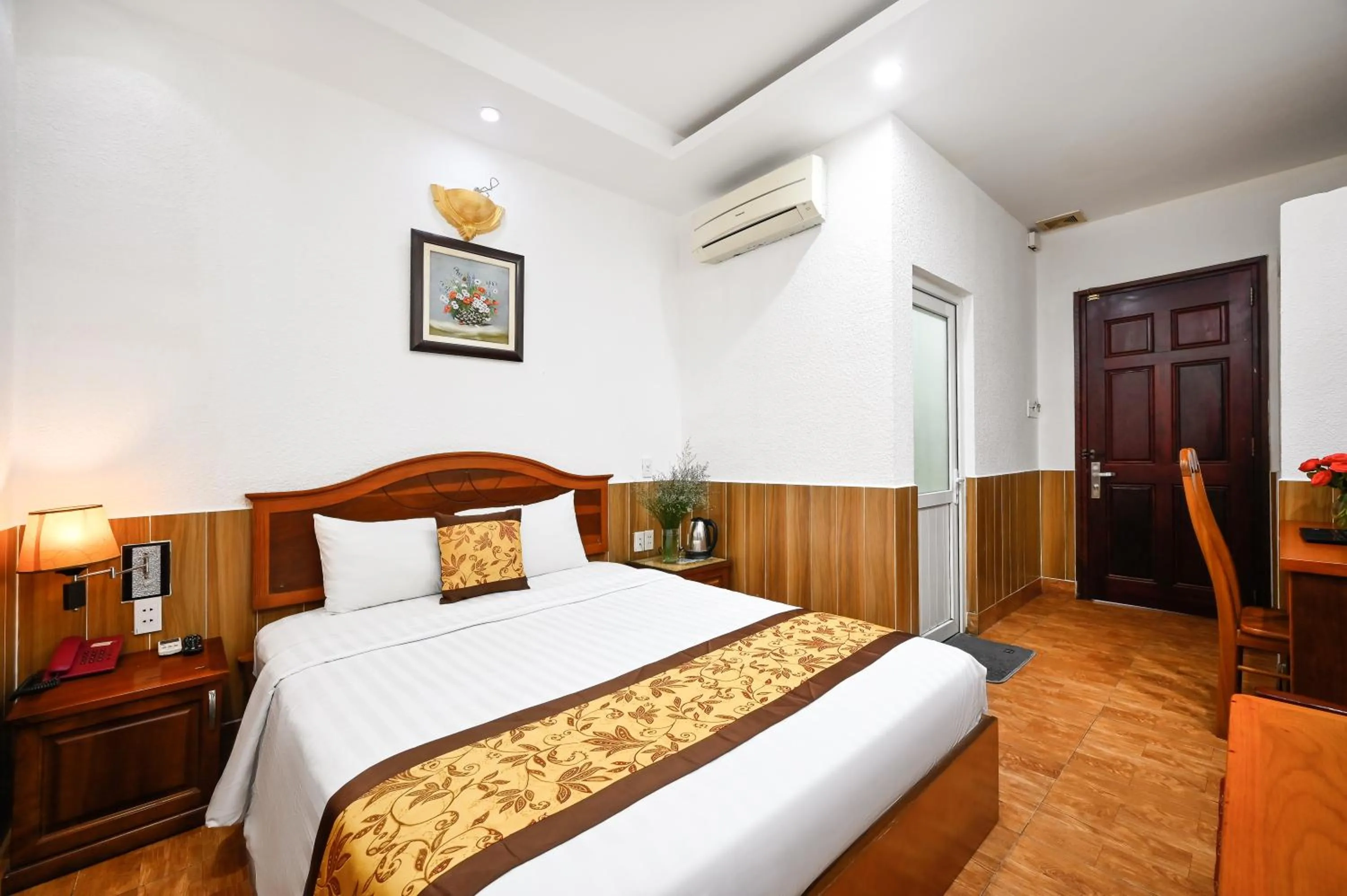 Standard Double Room in Queen Hotel Saigon Airport