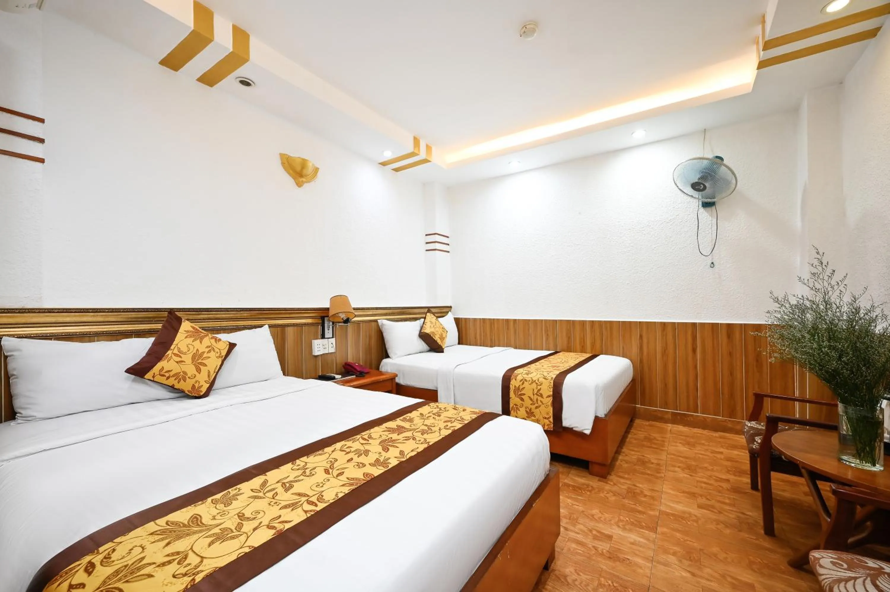 Deluxe Twin Room in Queen Hotel Saigon Airport