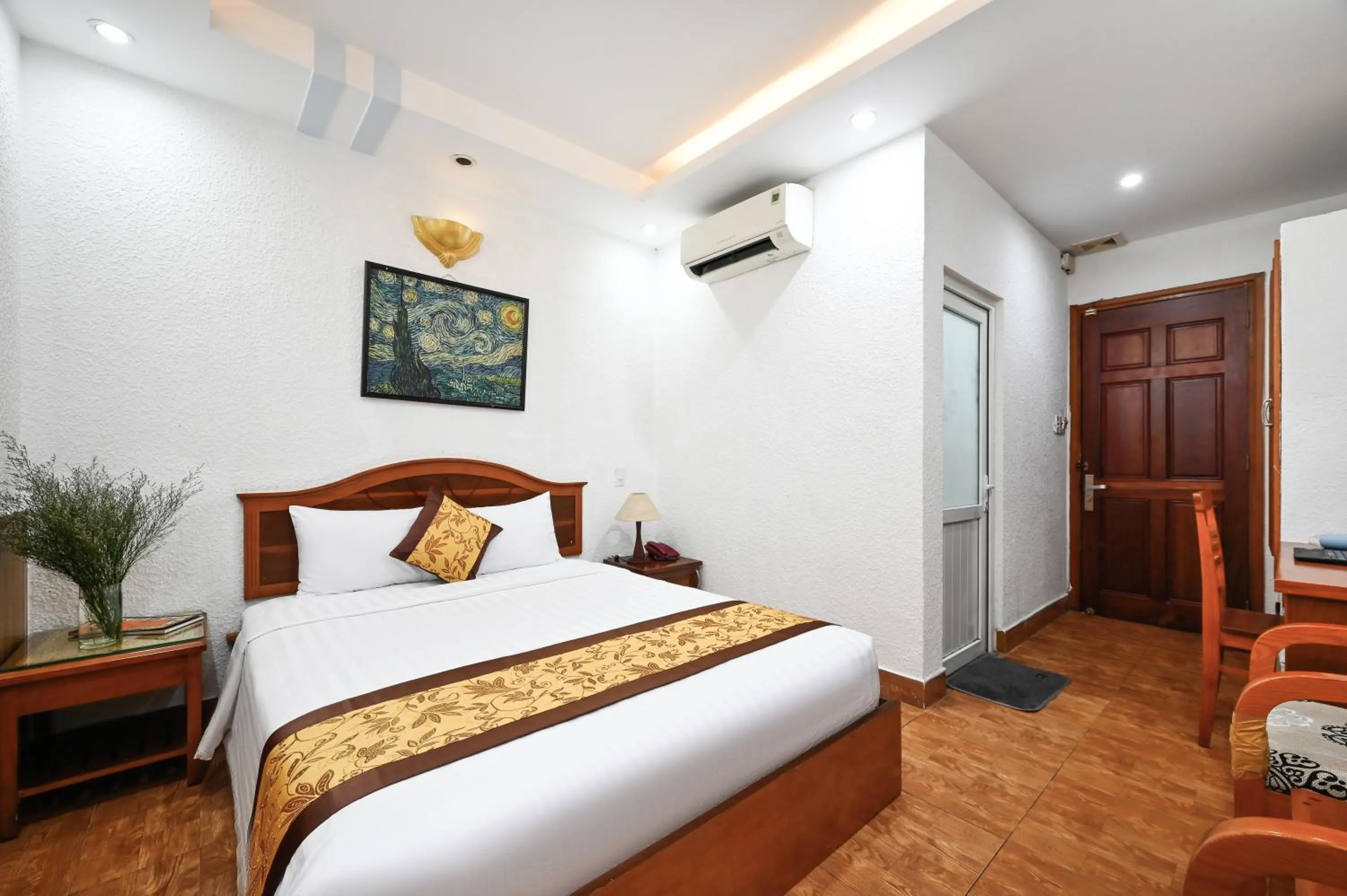 Superior Double Room in Queen Hotel Saigon Airport