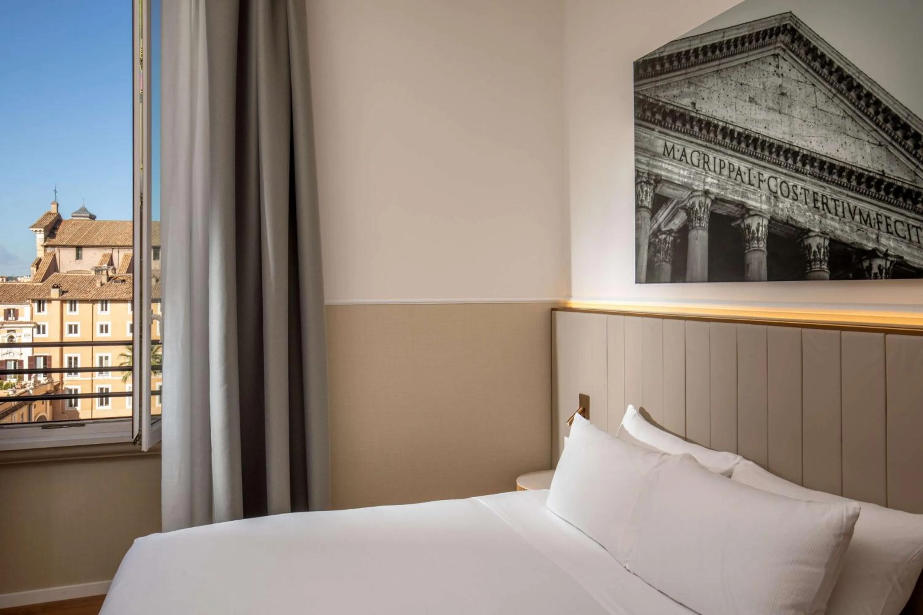 Premium King Room with View in Cosmopolita Rome Colosseum, Tapestry Collection by Hilton