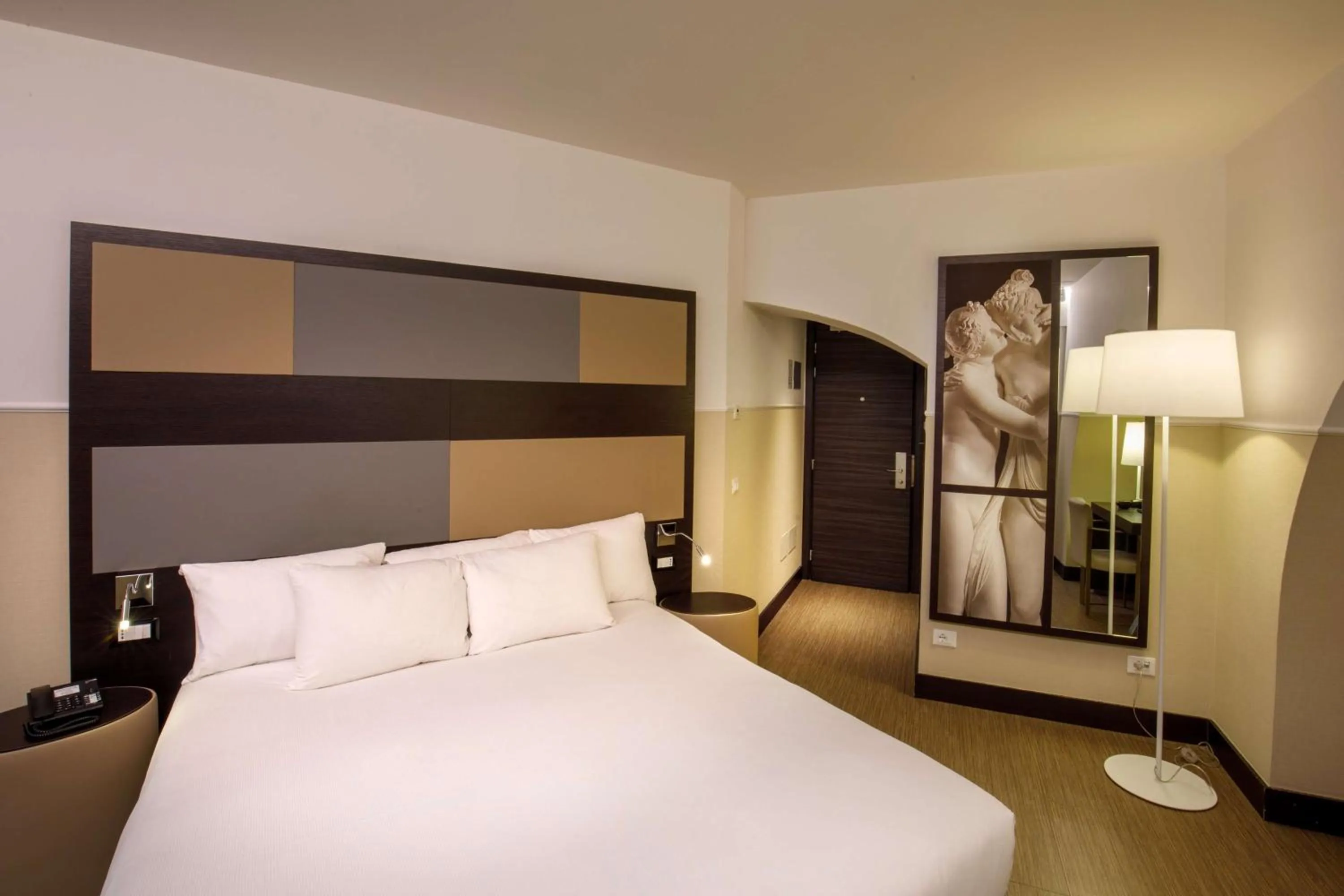 Superior King Room in Cosmopolita Hotel Rome, Tapestry Collection by Hilton