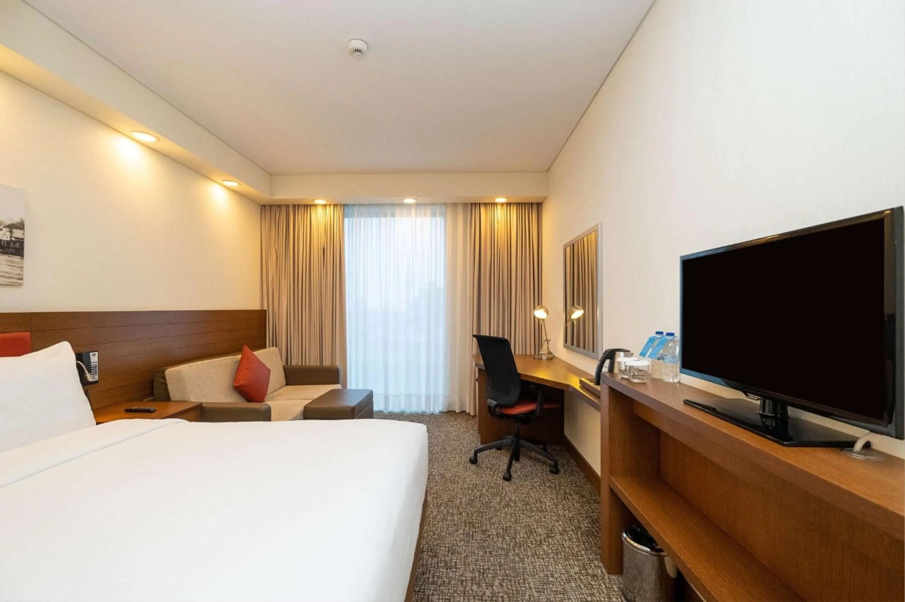 Queen Room with Roll-In Shower - Mobility Accessible/Non-Smoking in Hampton by Hilton Samsun