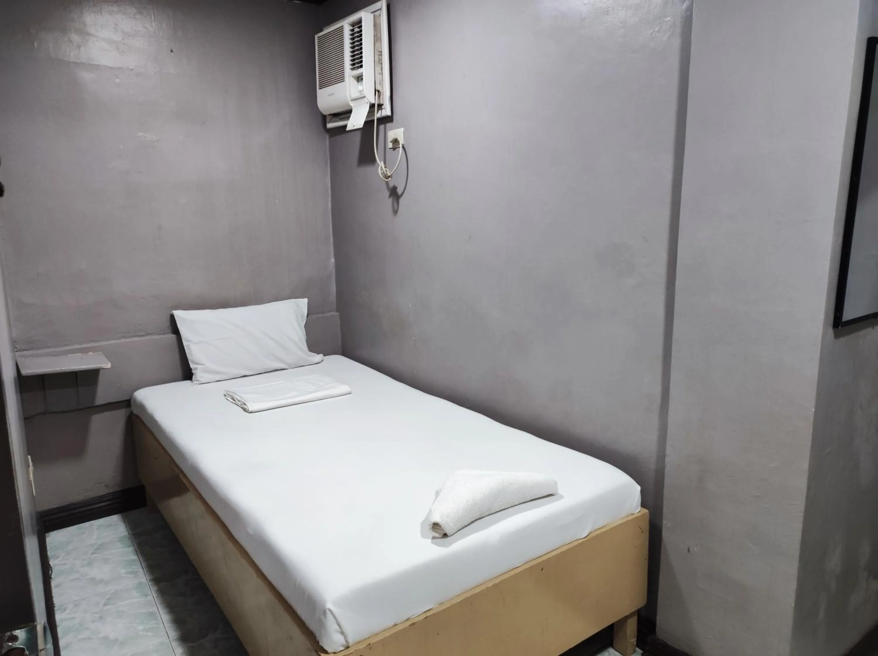 Single Room with Private Bathroom in Parkview Hotel