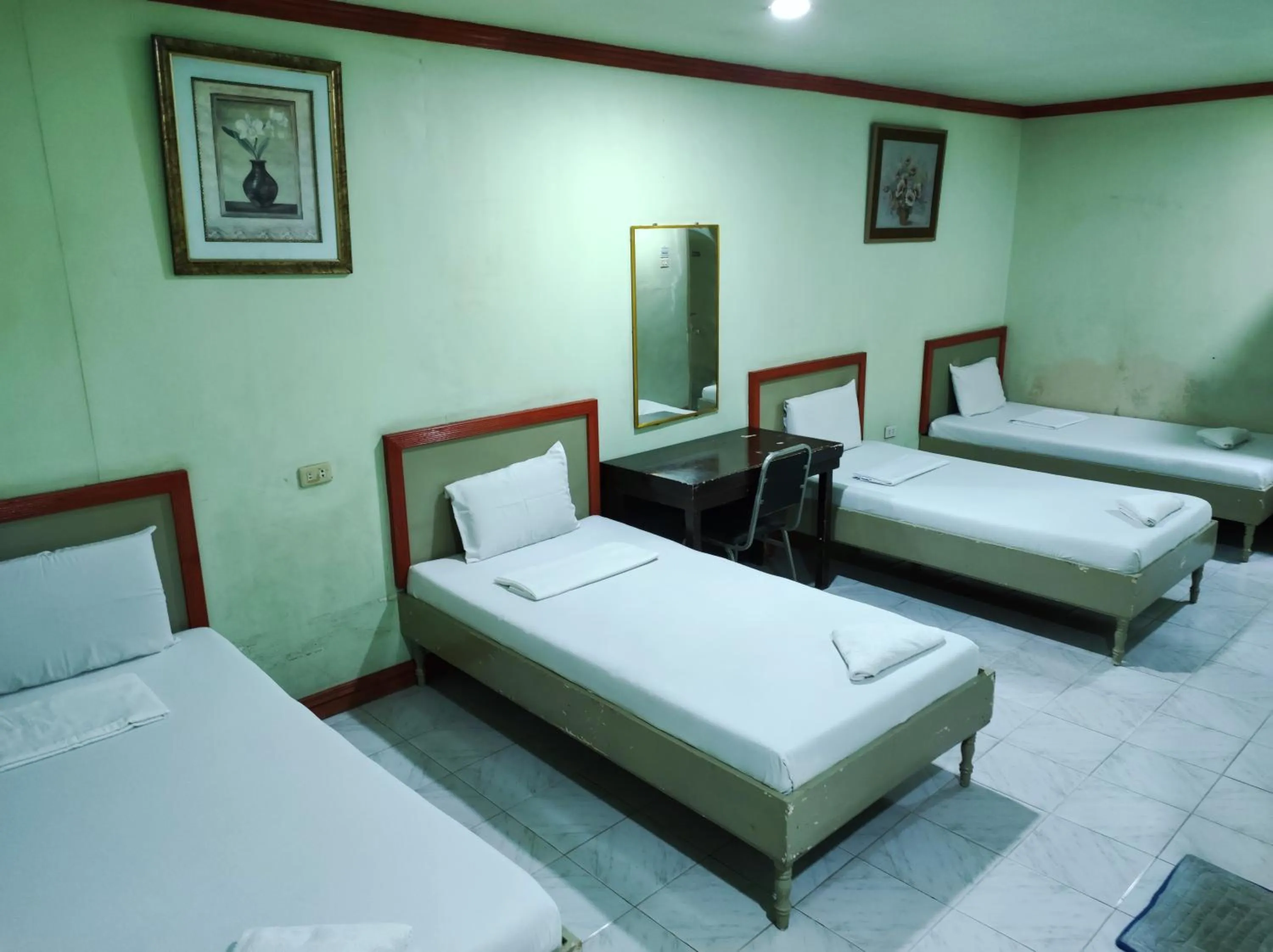 Family Room with Shower in Parkview Hotel