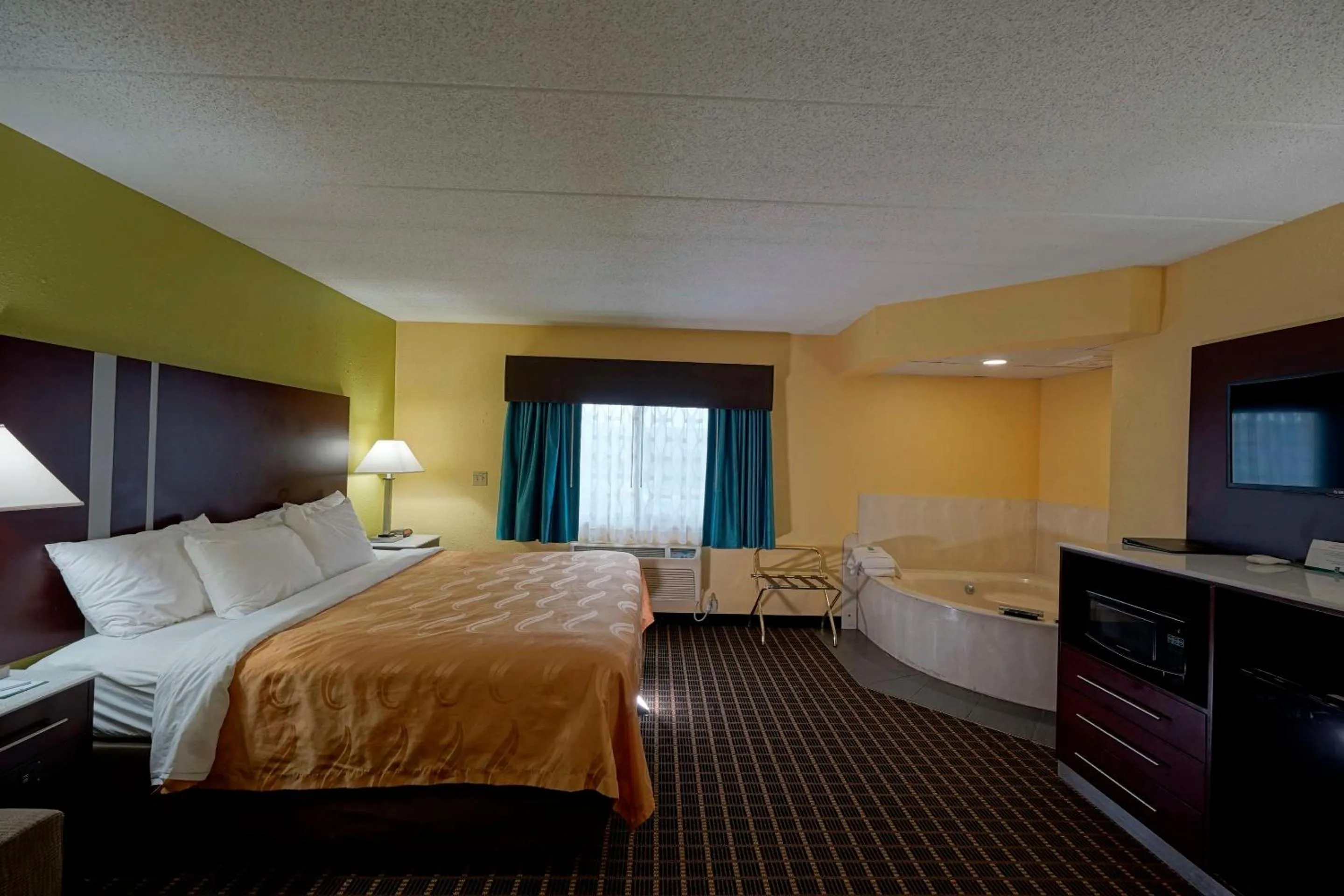 Suite with Hot Tub - Non-Smoking in Quality Inn & Suites Harrington - Milford