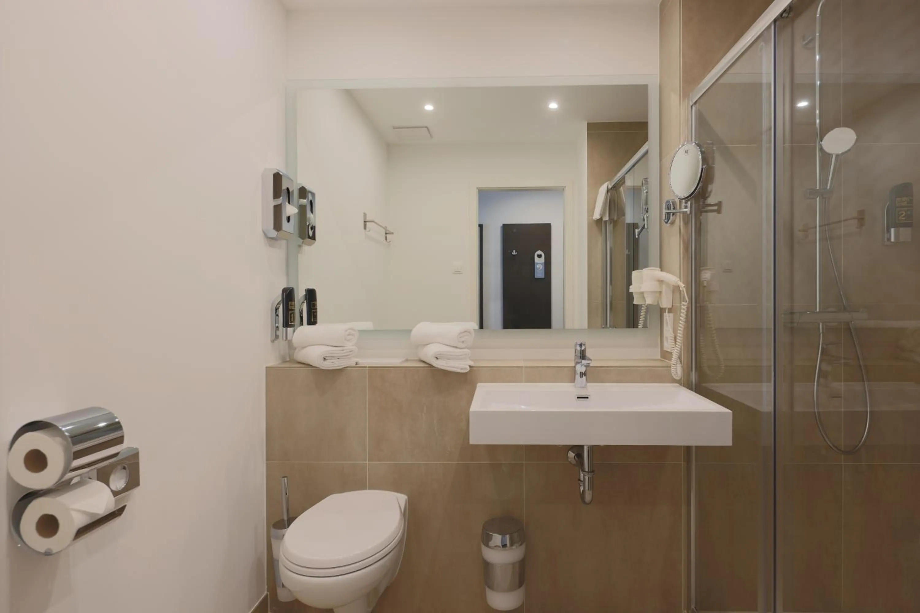 Family Room with King Bed and Sofa Bed - Balcony in Soaltee Westend Frankfurt Messe