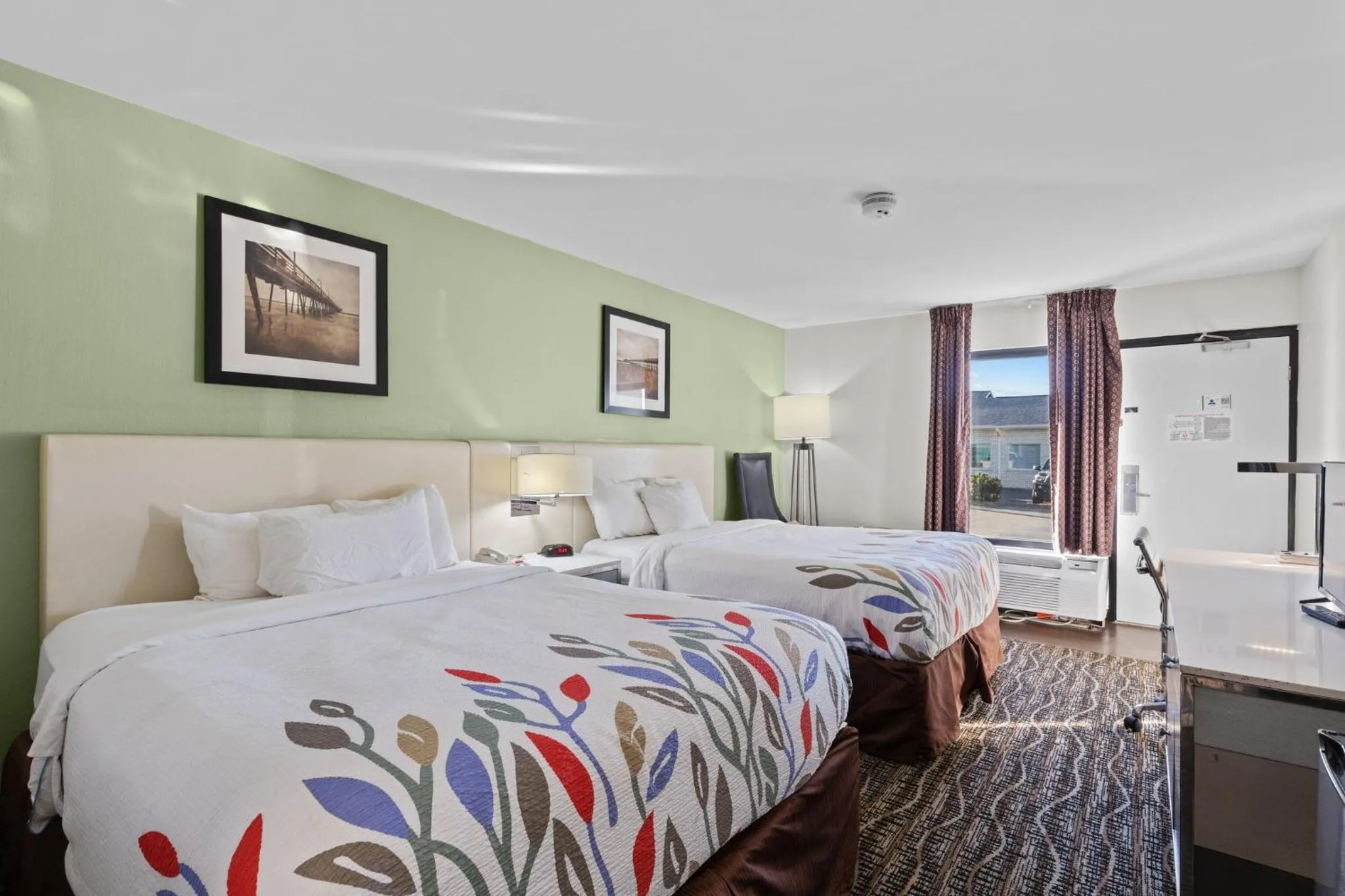 Standard Queen Room in Garnet Inn & Suites, Morehead City near Atlantic Beach