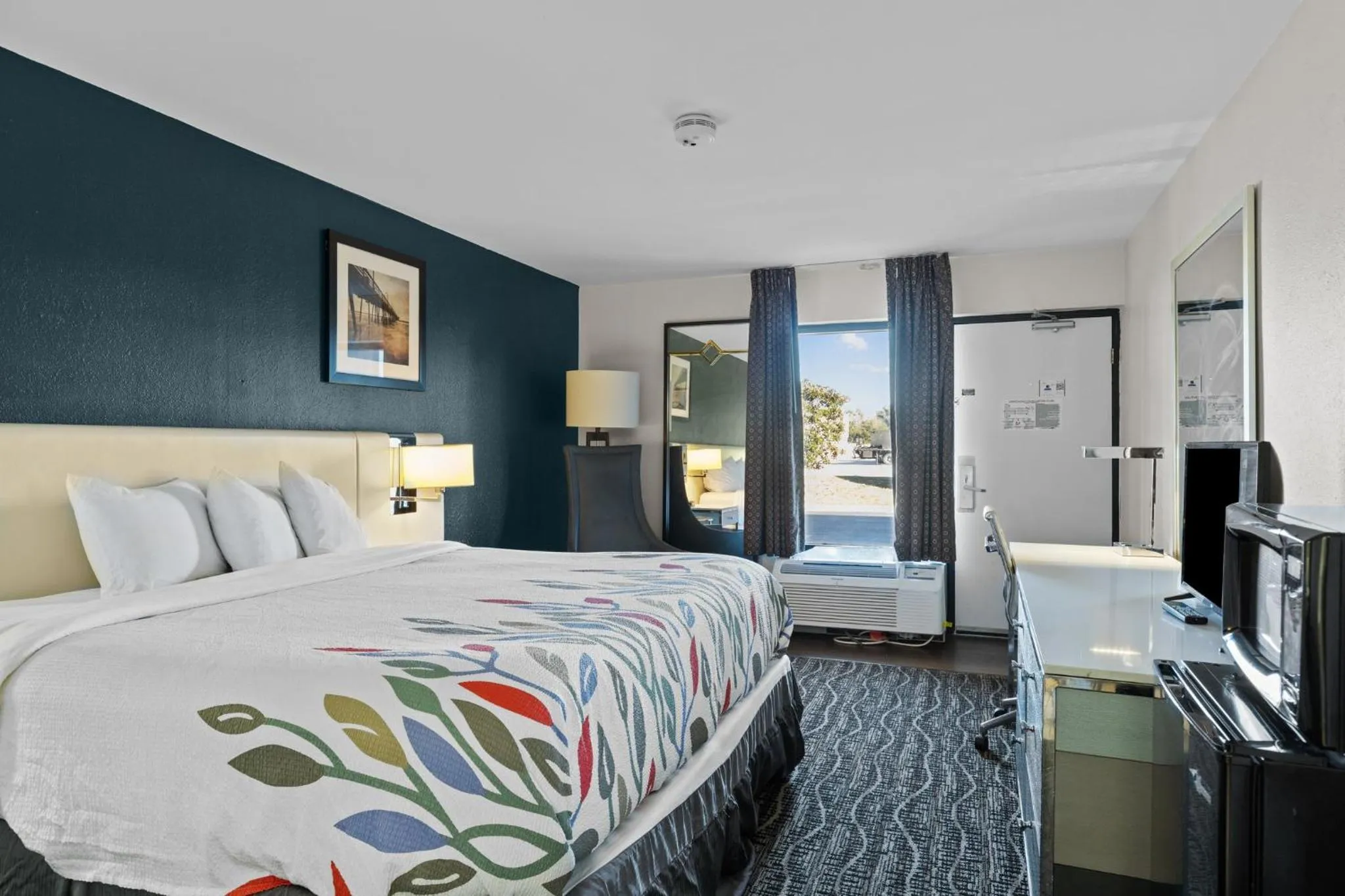 Standard King Room in Garnet Inn & Suites, Morehead City near Atlantic Beach