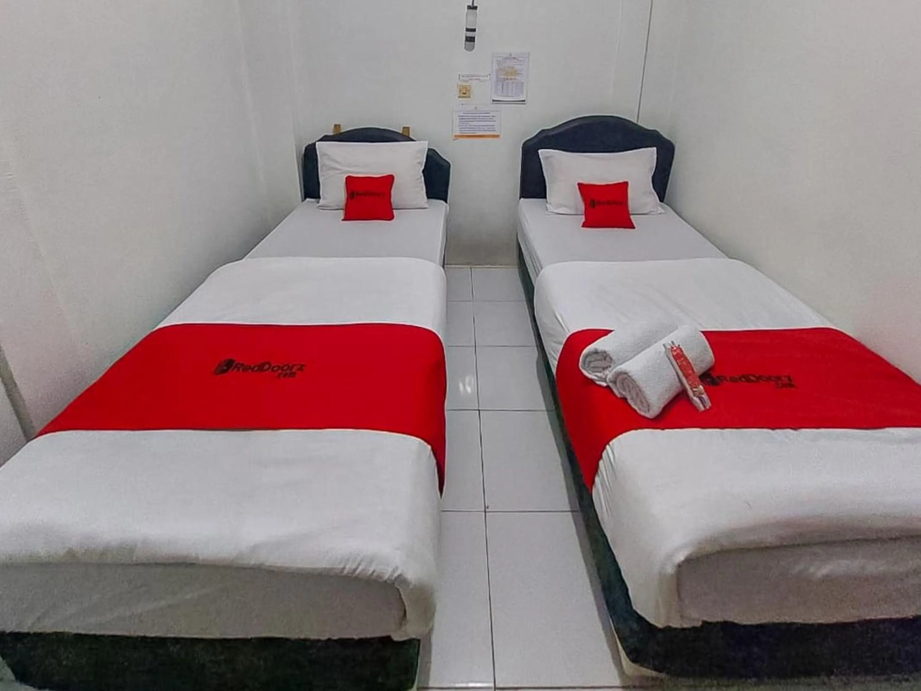 Superior Twin Room in RedDoorz at Tanjung Selor Bulungan