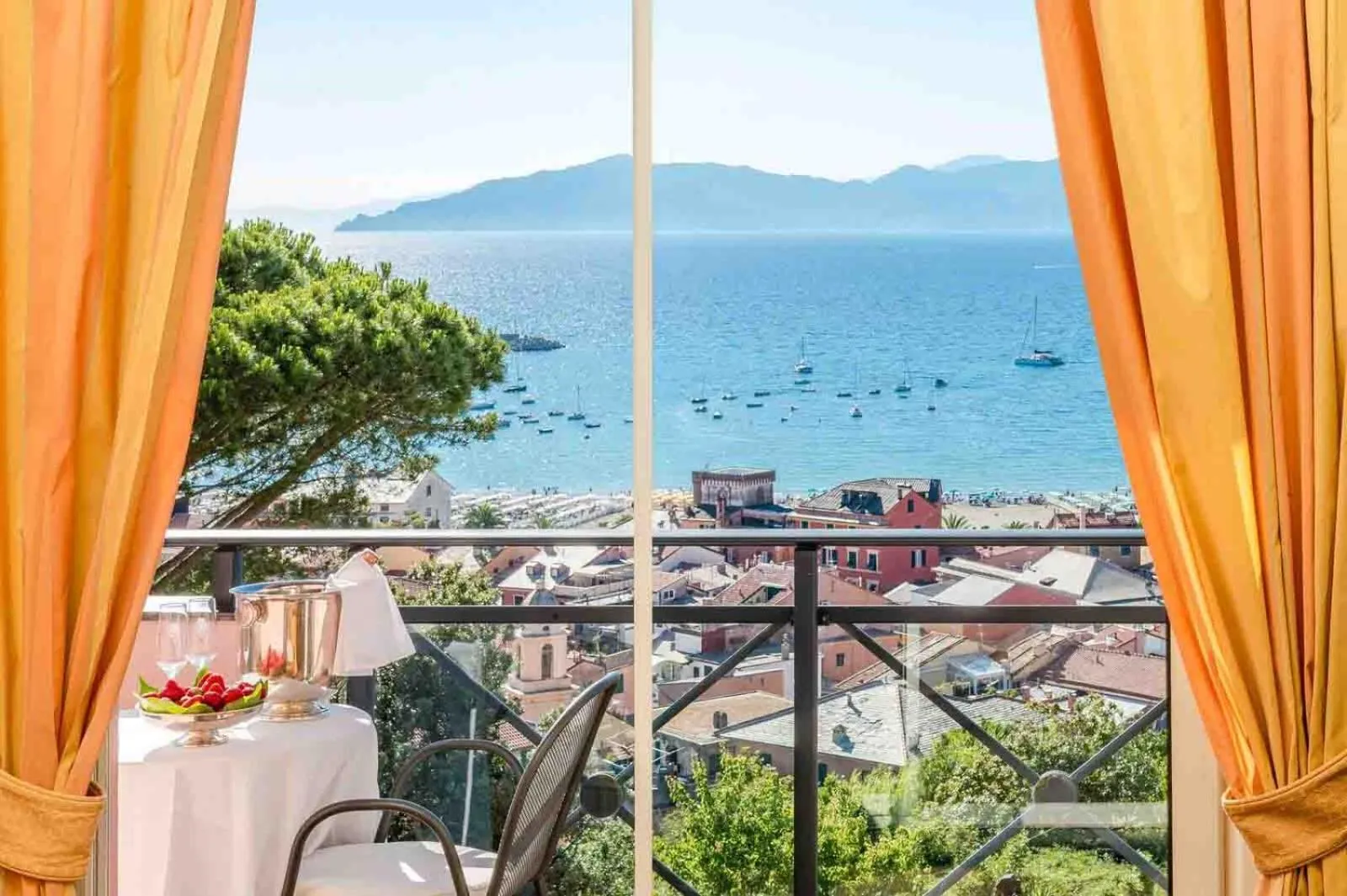 Superior Junior Suite with Balcony and Sea View in Hotel Vis à Vis