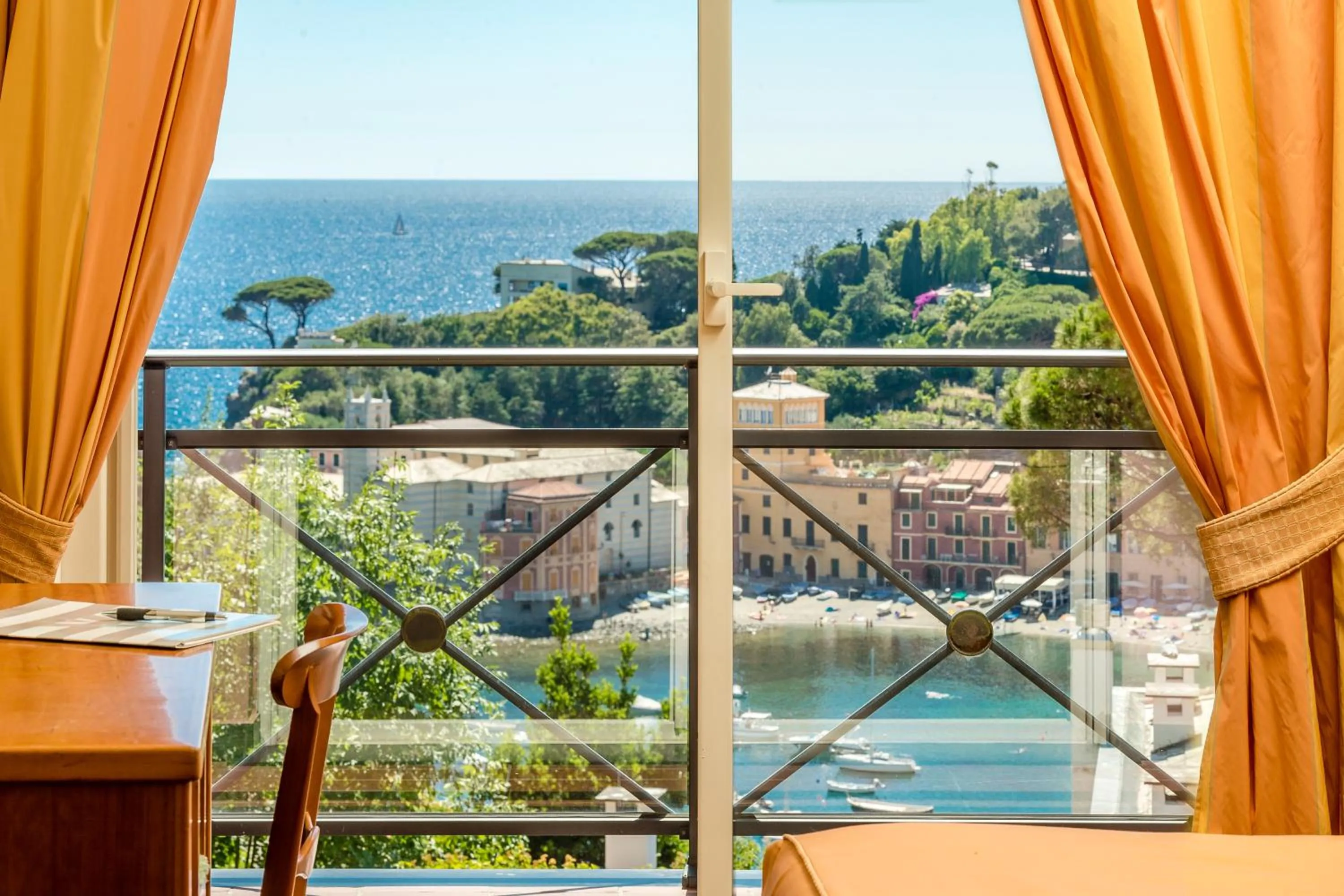 Superior Double or Twin Room with Balcony and Sea View in Hotel Vis à Vis