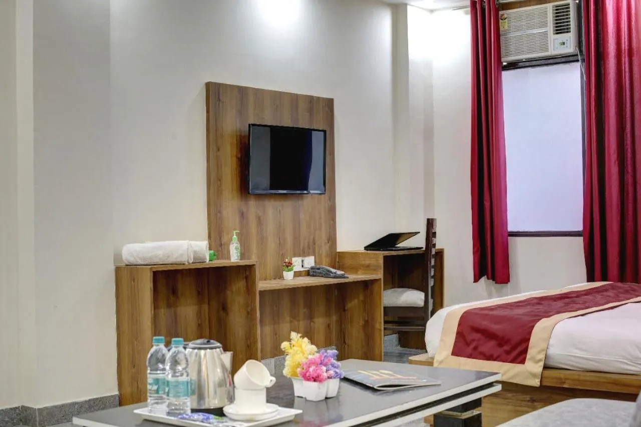 Deluxe Double Room in Hotel Premier Noida 135