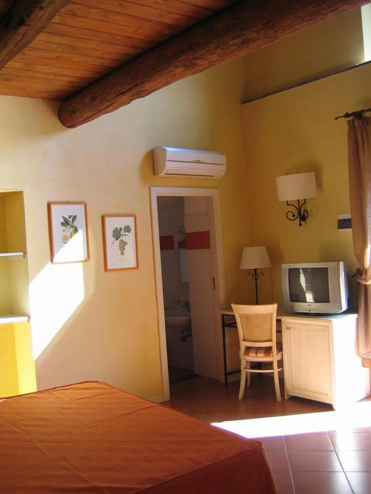 Superior Quadruple Room in Etna Hotel