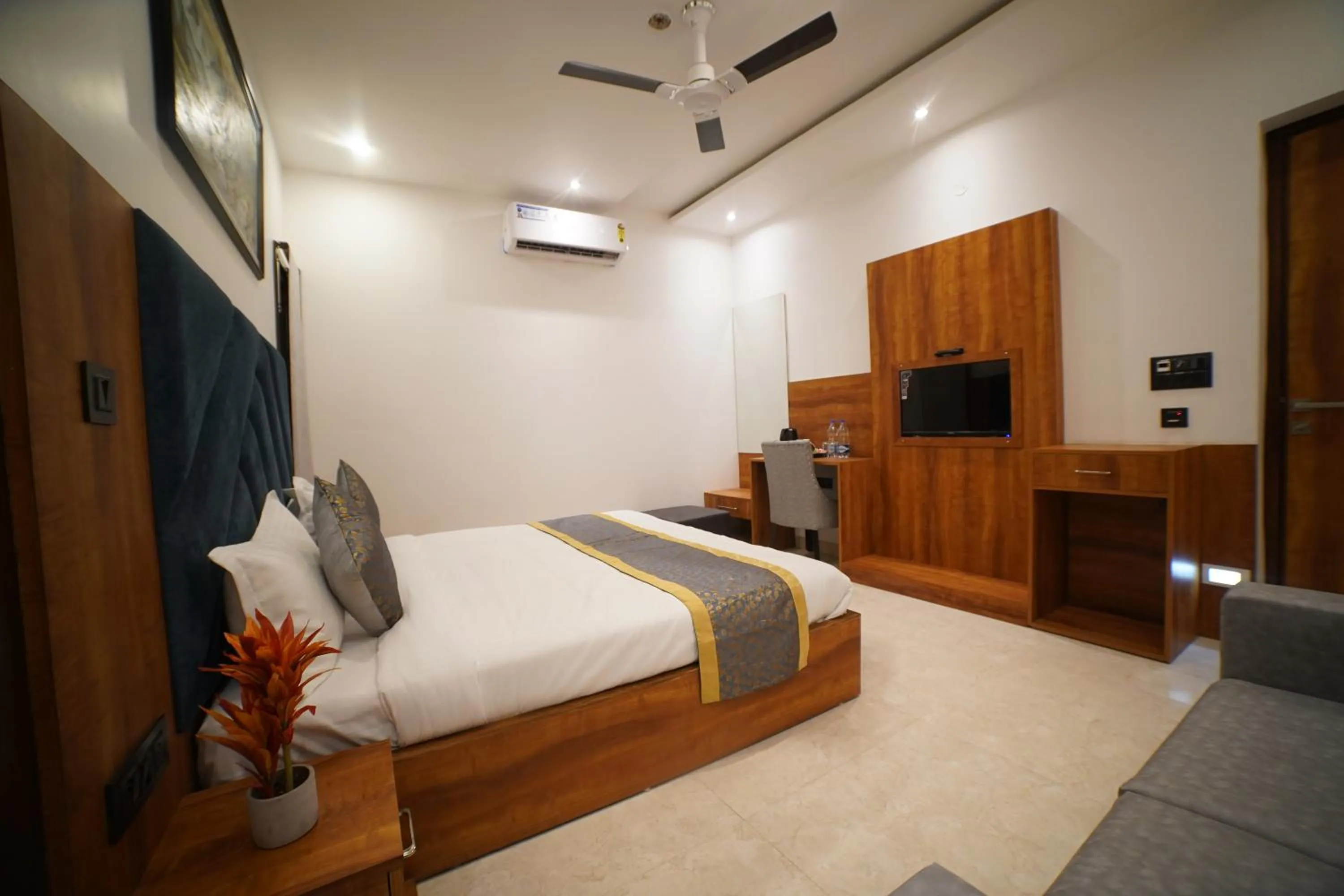 Executive Suite in Hotel Elite - 5 Mins From Golden Temple